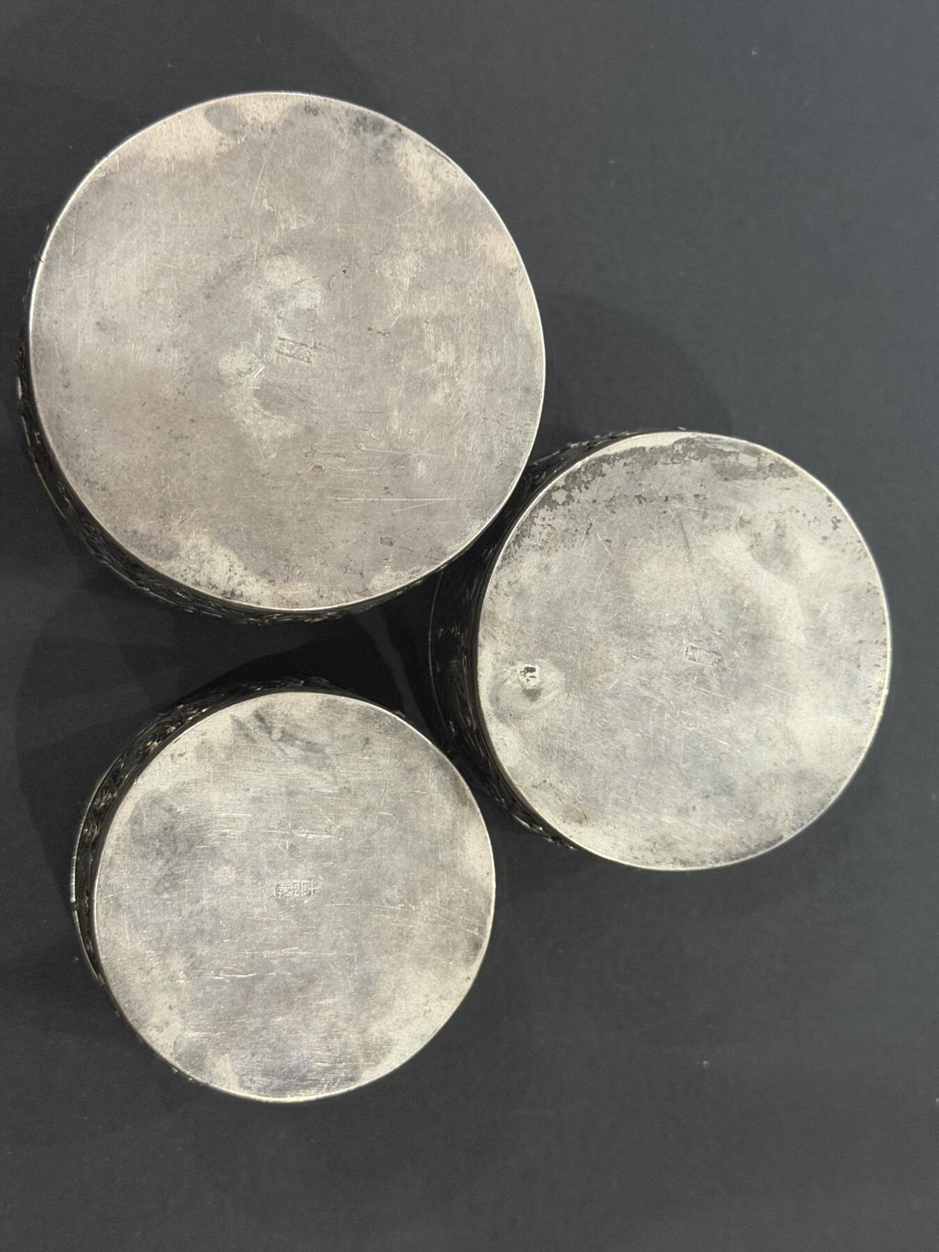 海外回流精品（欧美专场） 法国回流清代纯银套盒，双龙戏珠题材，工艺精美，有款，232.8克。