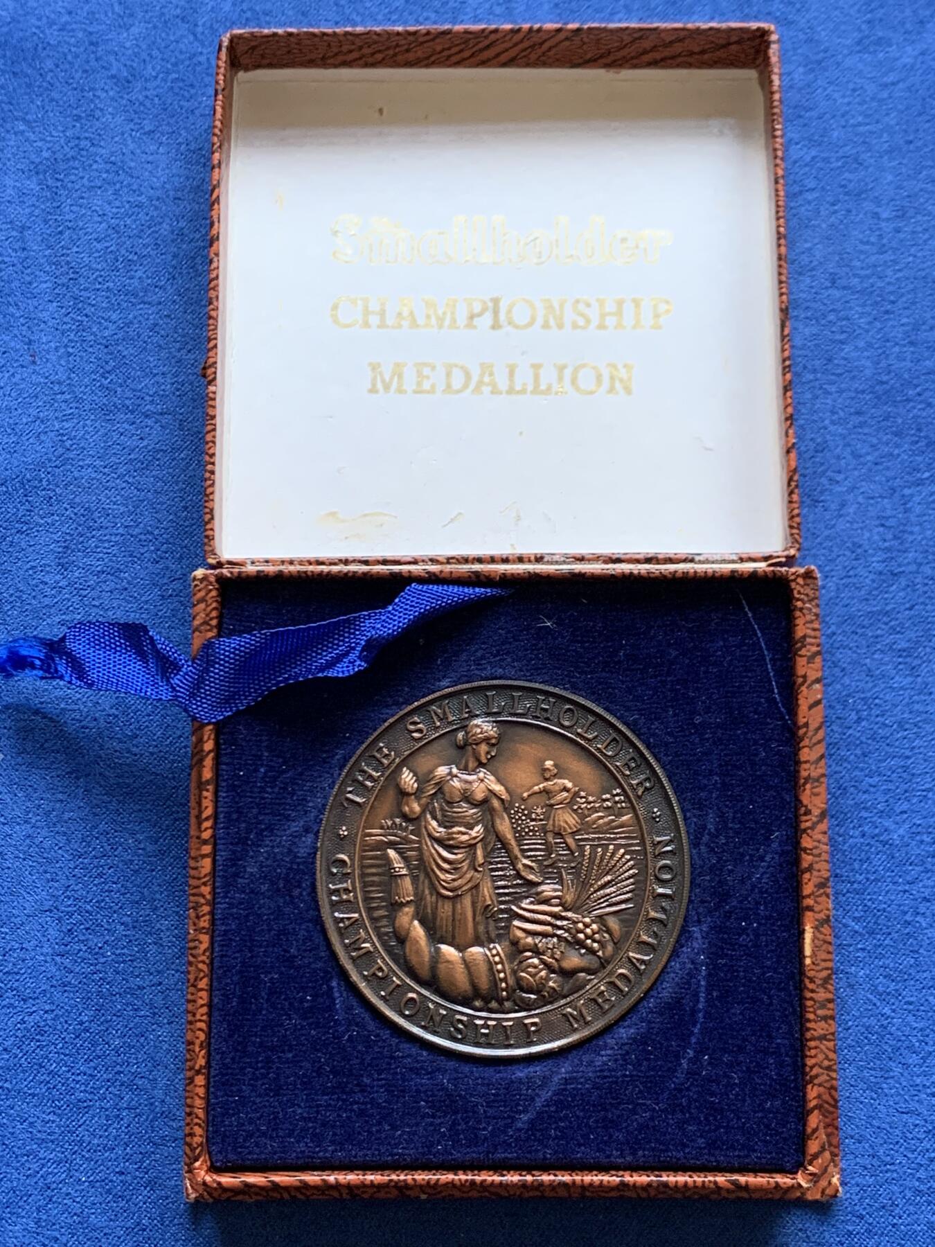 《竞宝斋》第454场 周日，周一 2场连拍 （全场包邮，欢迎送拍） 英国小农户锦标赛谷物女神纪念铜章，重34.65g，44.5mm，品种稀少很少见的品种，高浮雕铜章，古漆黑包浆很漂亮，约1900年前后铸造，带盒。