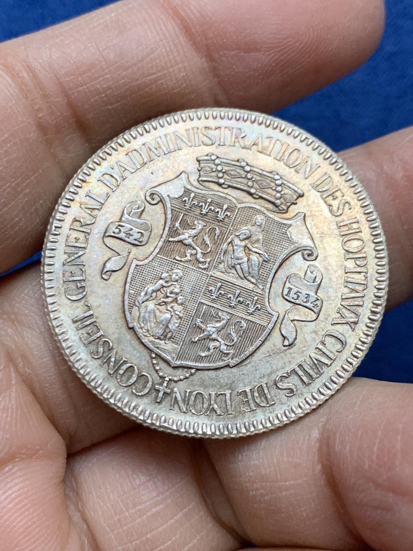 《竞宝斋》第454场 周日，周一 2场连拍 （全场包邮，欢迎送拍） 法国里昂市立医院总理事会银质代币 16.8克 35mm