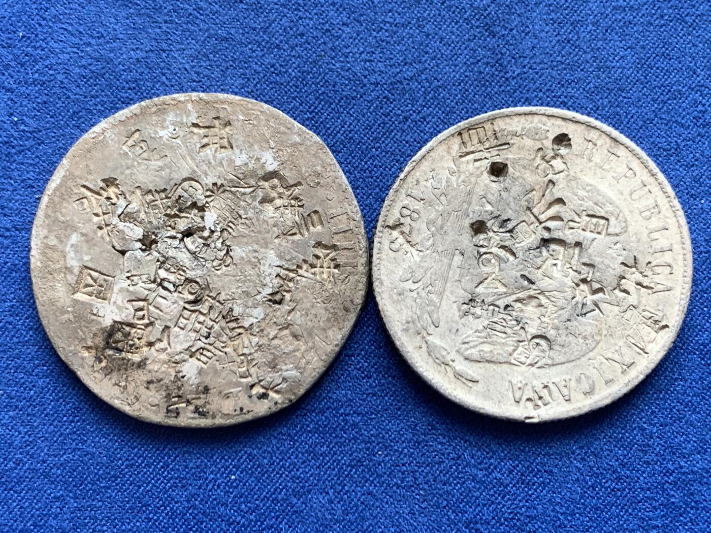 《竞宝斋》第454场 周日，周一 2场连拍 （全场包邮，欢迎送拍） 两枚一组 烂版银元 总重50.6克