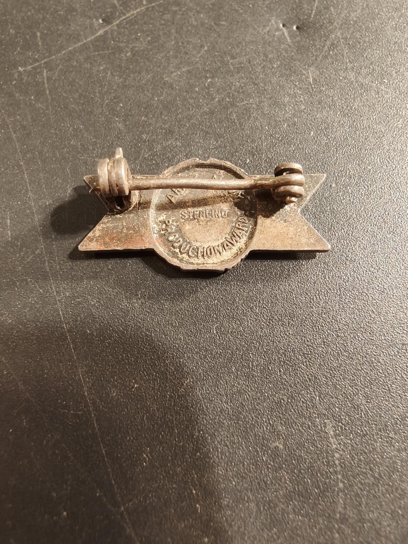 老王徽章第174期 美国二战优秀军事生产企业证章    925银镀金珐琅    2.3g