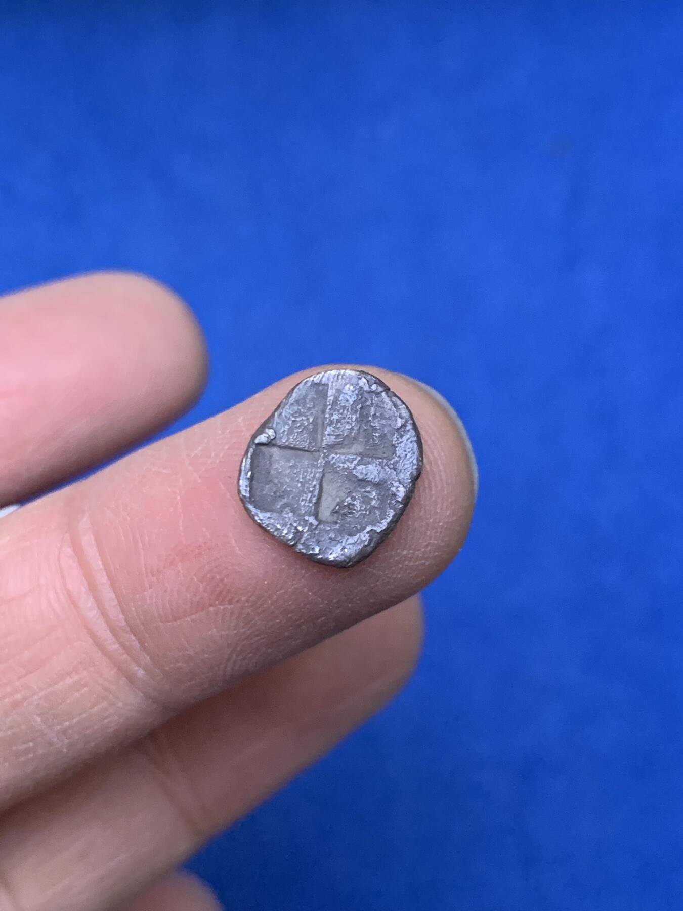 《竞宝斋》第454场 周日，周一 2场连拍 （全场包邮，欢迎送拍） 古希腊 公元前450-425年 爱奥尼亚提欧斯地区 狮鹫格里芬1.5奥波银币 非常经典的形象 小银币难得打制这么好 1.09克