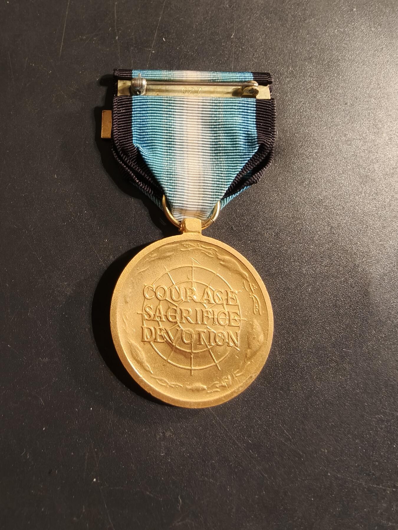 老王徽章第174期 美国南极洲服役奖章    少见过冬勋条