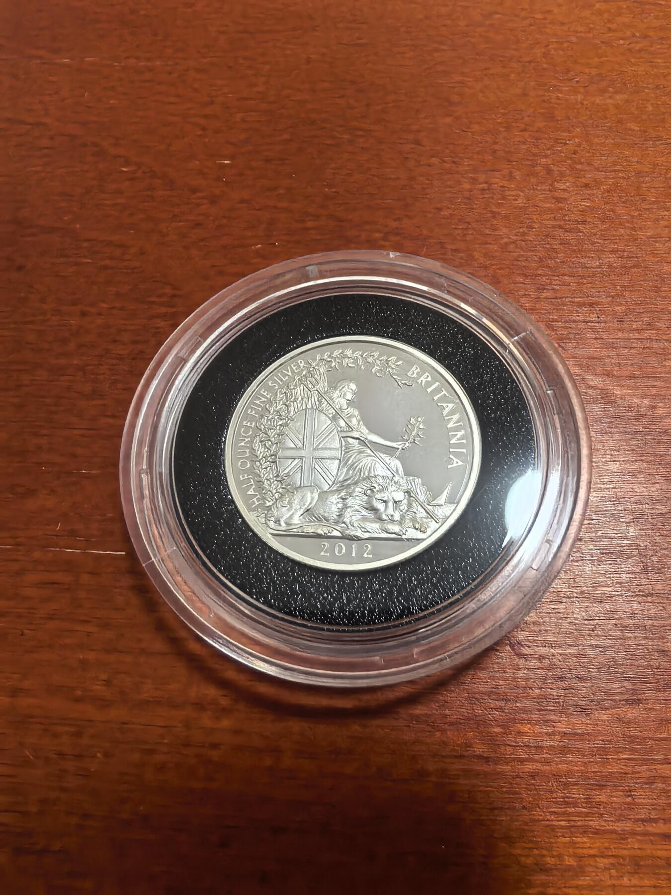 长老汇蛇年精选第九十二场拍卖 2012英国纪念不列颠女神金银币发行25周年特别版9枚不列颠女神半盎司1英镑精制银币套装，盒证全，钢琴烤漆木盒，400套