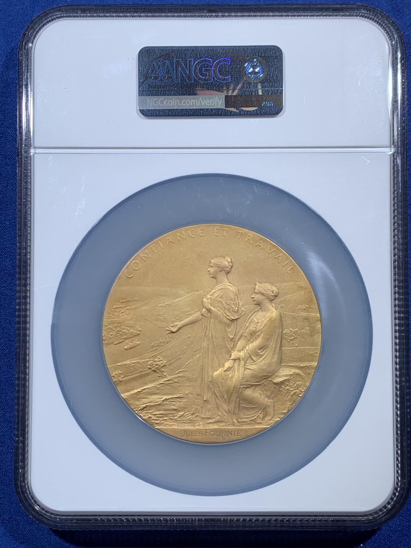 《竞宝斋》第454场 周日，周一 2场连拍 （全场包邮，欢迎送拍） 唯一冠军分 NGC MS67 法国 1900 法兰西银行百年纪念镀金大银章 奥斯卡·罗蒂大师的扛鼎之作（银镀金版本） 大盒加厚盒 状态极美 顶级高分