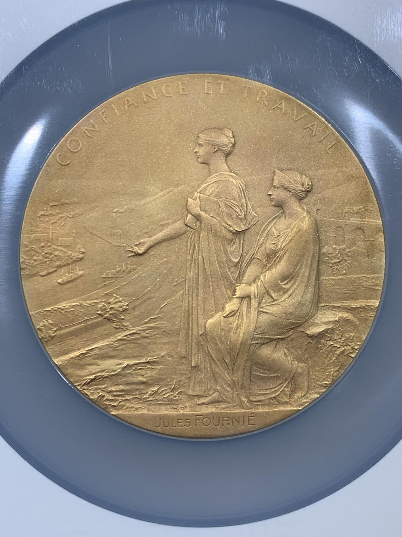 《竞宝斋》第454场 周日，周一 2场连拍 （全场包邮，欢迎送拍） 唯一冠军分 NGC MS67 法国 1900 法兰西银行百年纪念镀金大银章 奥斯卡·罗蒂大师的扛鼎之作（银镀金版本） 大盒加厚盒 状态极美 顶级高分