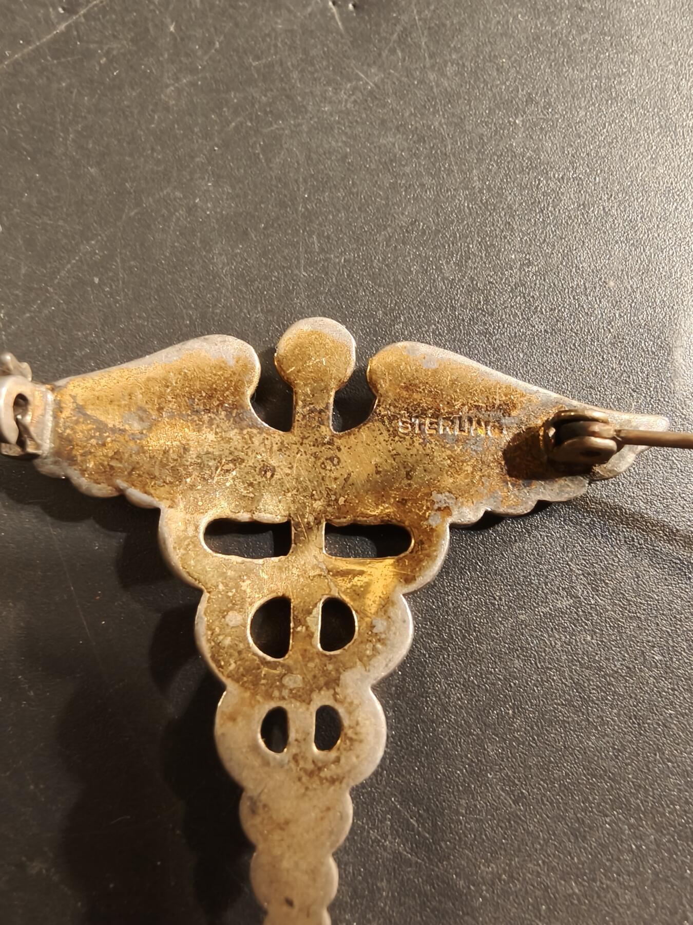 老王徽章第174期 美国军医证章     二战时期横针版   少见大尺寸1.75×1.5英寸     7.7g     925银镀金