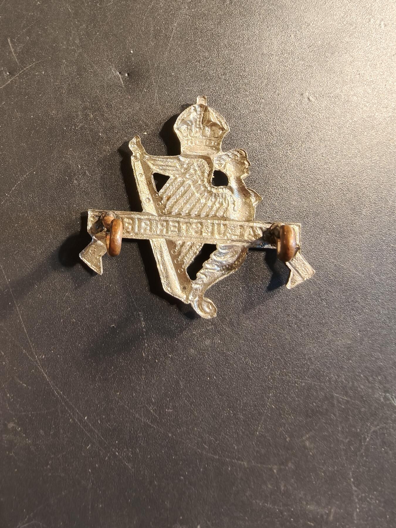 老王徽章第174期 英国皇家乌斯特步枪图帽徽     二战时期