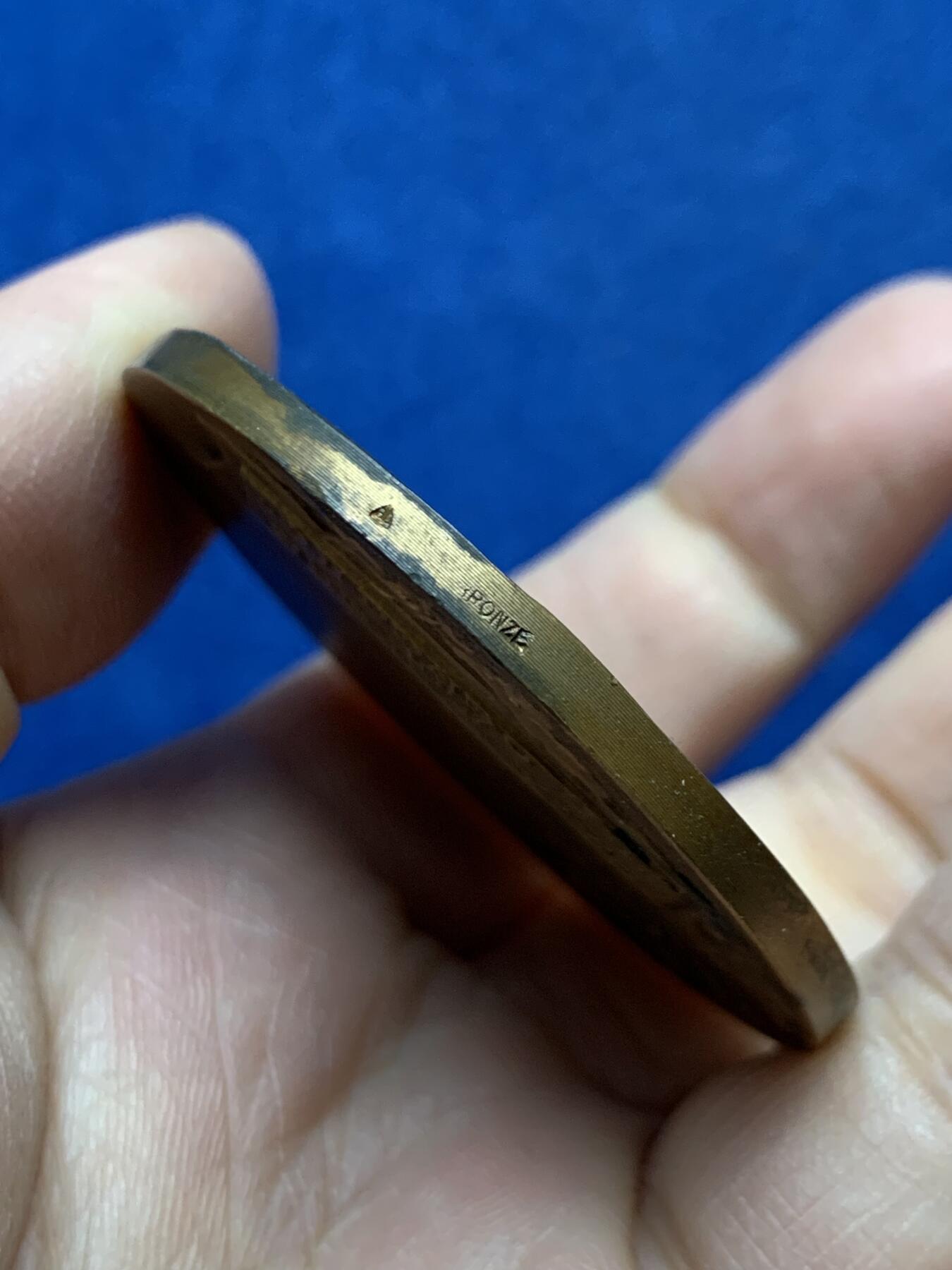 《竞宝斋》第454场 周日，周一 2场连拍 （全场包邮，欢迎送拍） 法国玛丽安娜女神大铜章 52.35克 49.7mm 三角铜标 