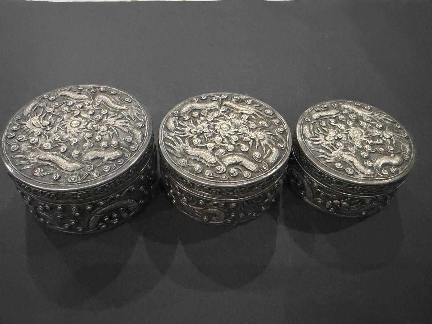 海外回流精品（欧美专场） 法国回流清代纯银套盒，双龙戏珠题材，工艺精美，有款，232.8克。