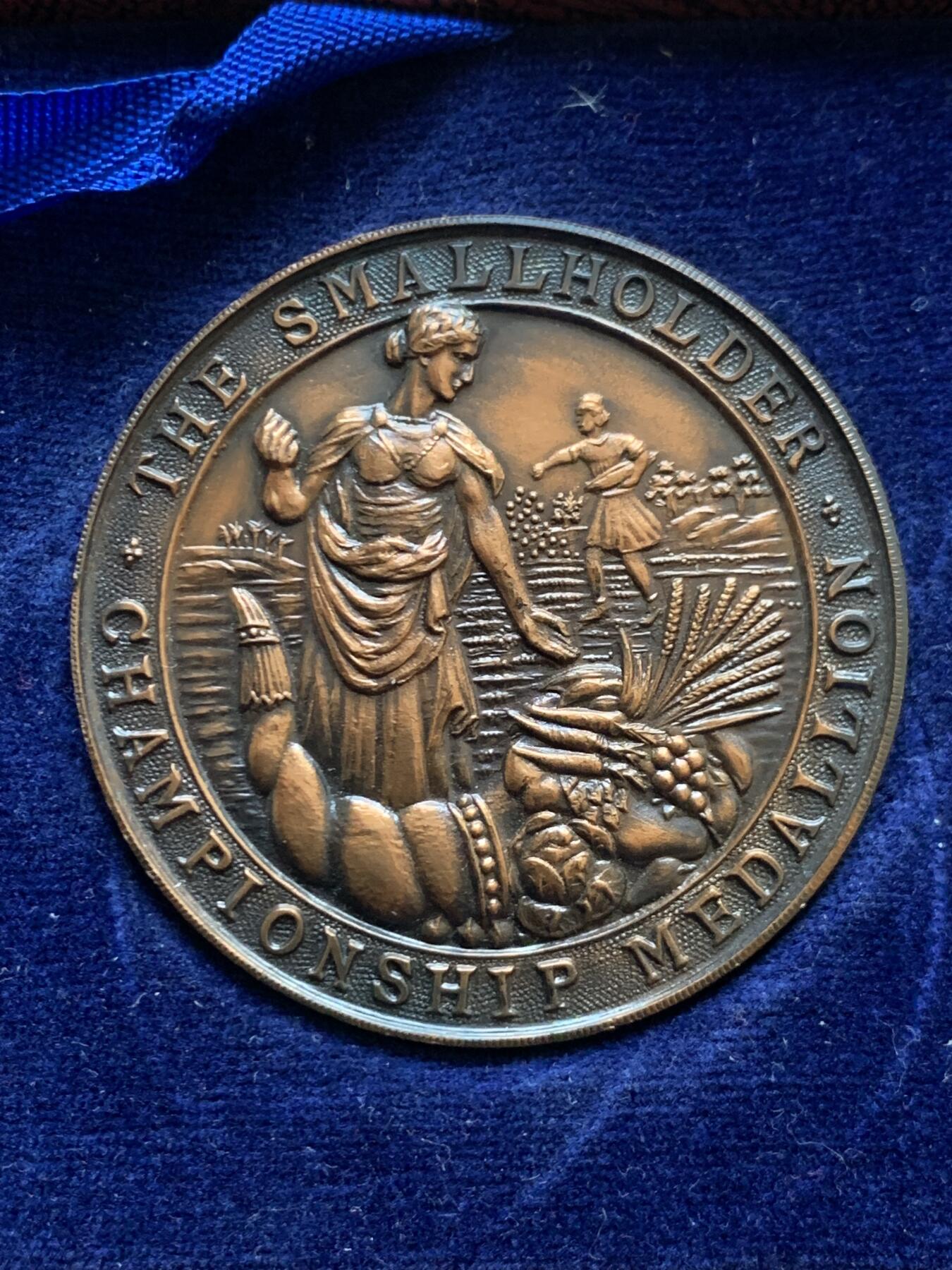 《竞宝斋》第454场 周日，周一 2场连拍 （全场包邮，欢迎送拍） 英国小农户锦标赛谷物女神纪念铜章，重34.65g，44.5mm，品种稀少很少见的品种，高浮雕铜章，古漆黑包浆很漂亮，约1900年前后铸造，带盒。