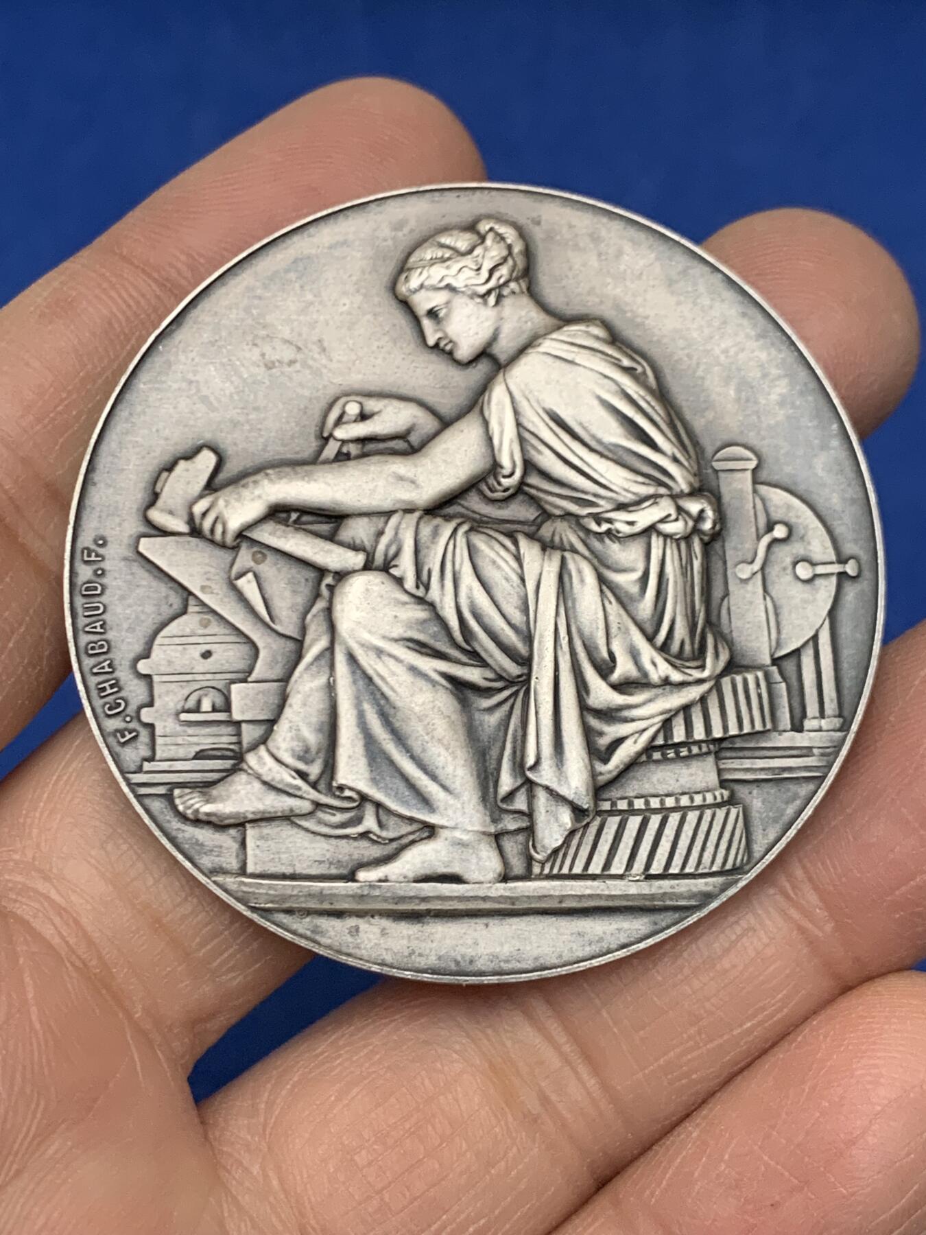 《竞宝斋》第454场 周日，周一 2场连拍 （全场包邮，欢迎送拍） 法国工业纺织女神银章，62.7克，49.5MM，丰饶角2银标。