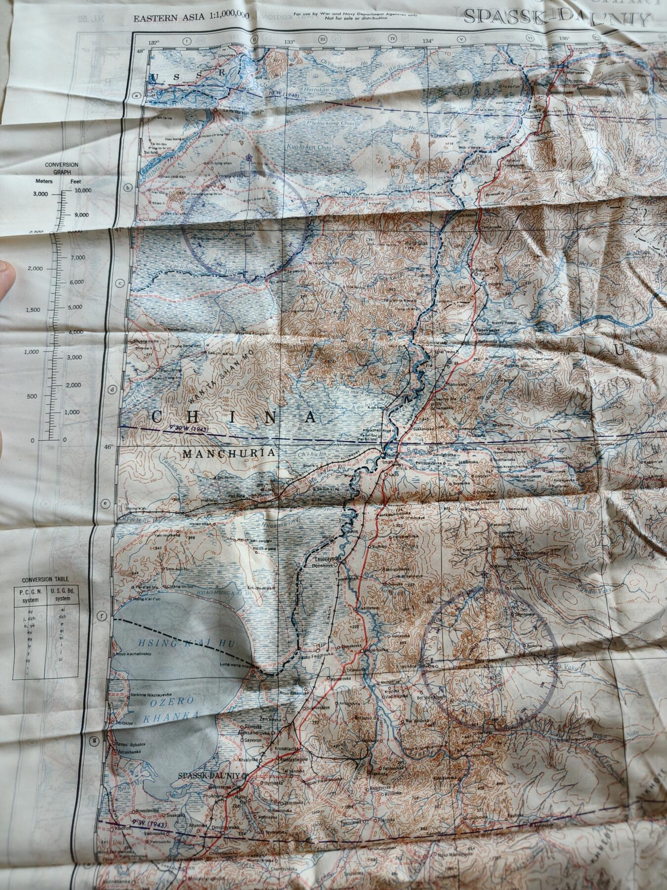 老王徽章第174期 美国二战陆军航空兵逃生图    丝质    正面为哈尔滨地区    背面为俄罗斯滨海边疆区斯帕斯克-达里尼，与黑龙江省接壤         尺寸约60×60cm