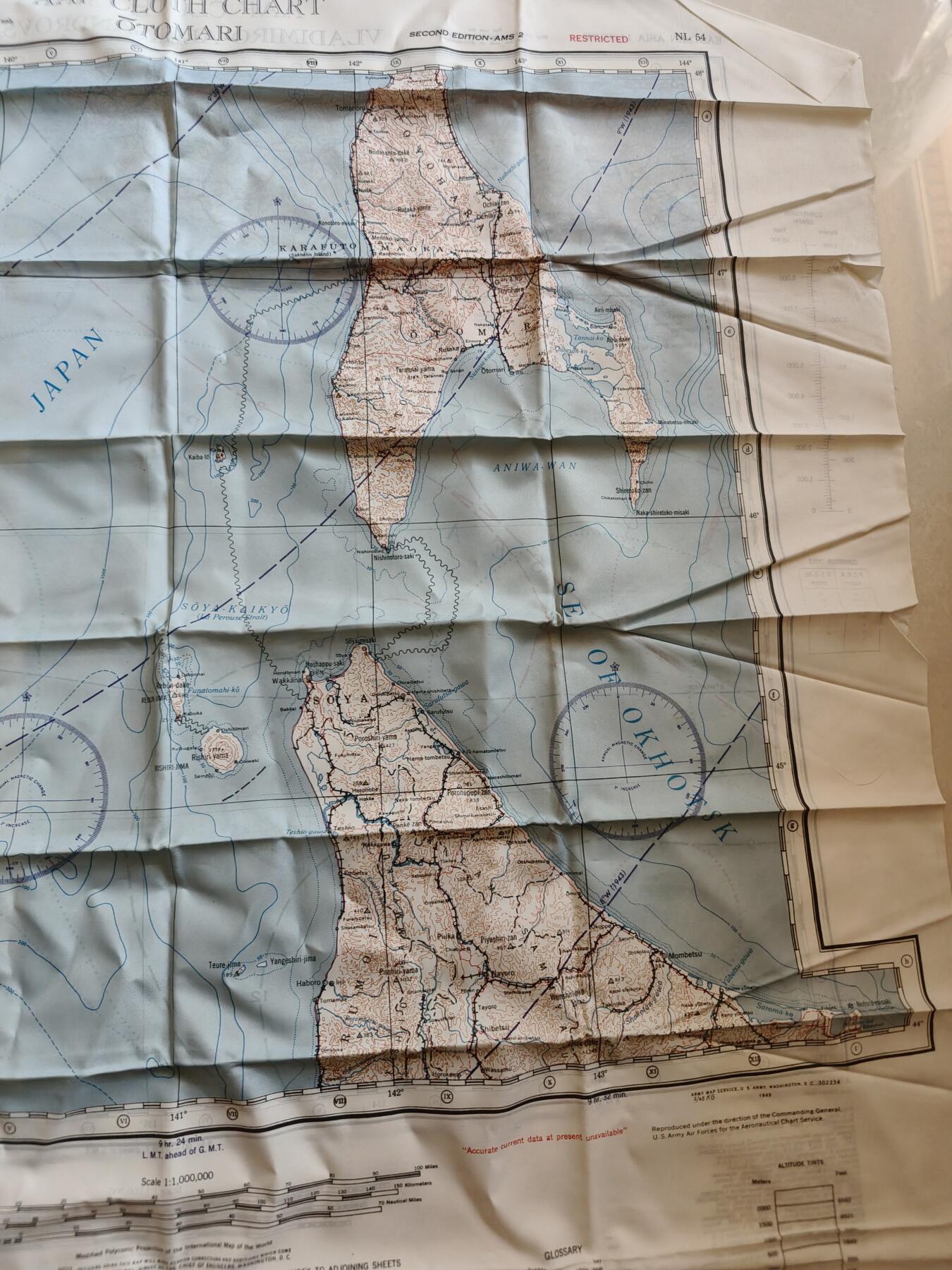 老王徽章第174期 美国二战陆军航空兵逃生图 丝质   一面是日本海沿岸的弗拉基米罗-亚历山德罗夫斯科耶（位于今俄罗斯滨海边疆区），另一面是大泊（位于今日本北海道）   尺寸约60×60cm