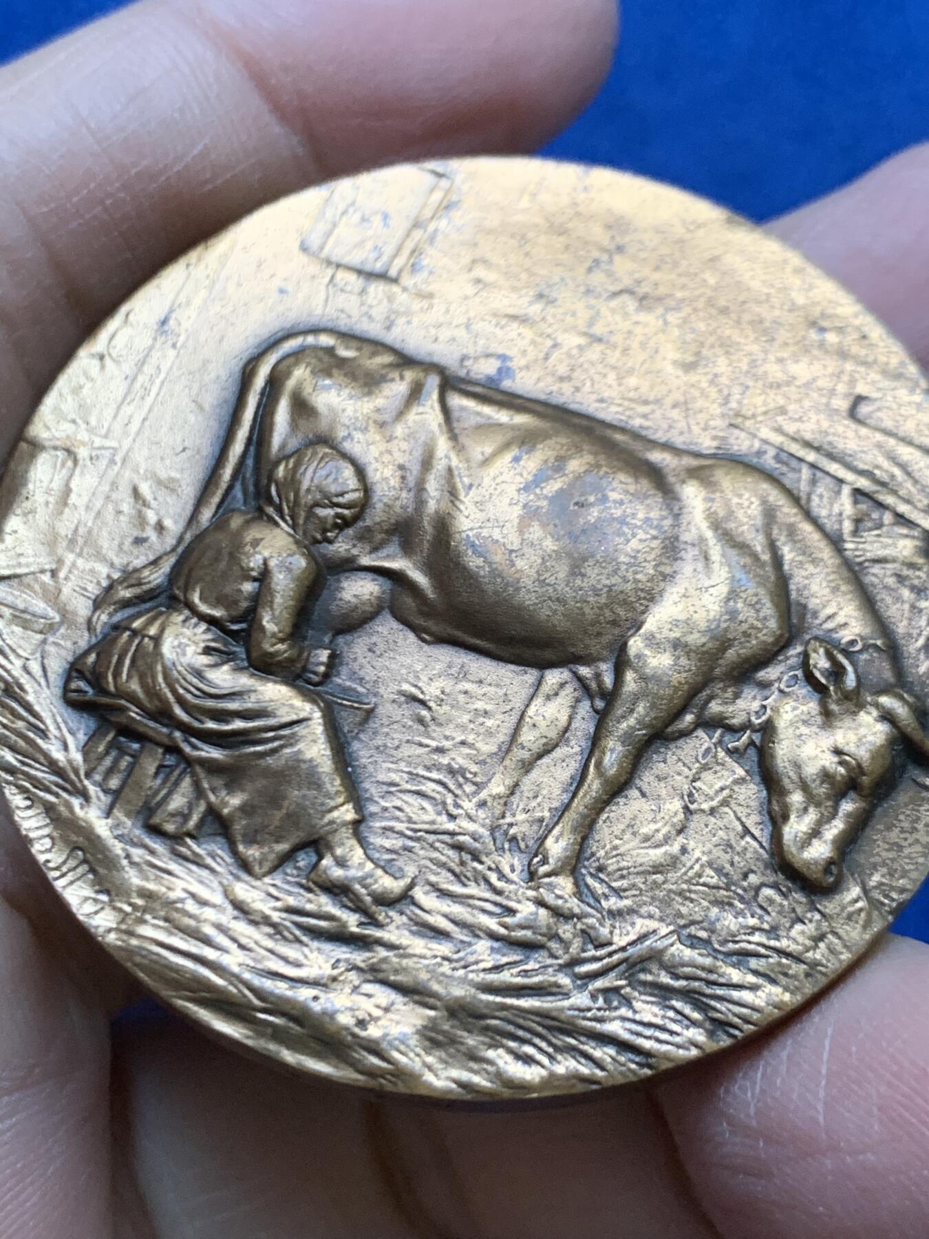 《竞宝斋》第454场 周日，周一 2场连拍 （全场包邮，欢迎送拍） 法国农业奶牛养殖单面铜章 56.9克 49mm 三角铜标