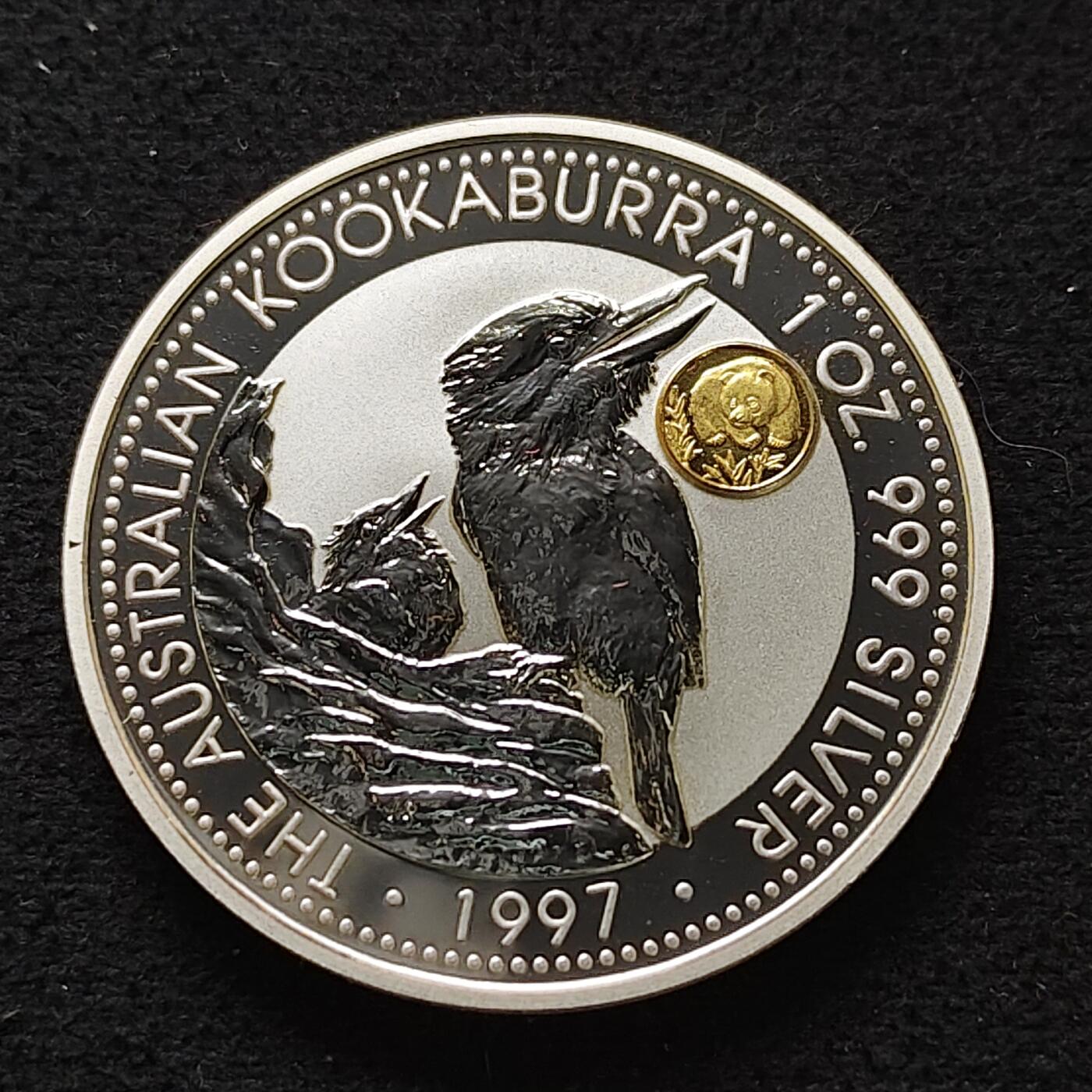 【全场包邮】纯粹捡漏拍493场 【镶嵌金】澳大利亚1997年1元翠鸟1盎司999纯银镶嵌纯金熊猫克朗型纪念银币-盒证全-2【纯银31.1克纯银价约560元（按18元银价折算）+纯金0.5克纯金价约500元（按1000元金价折算）】