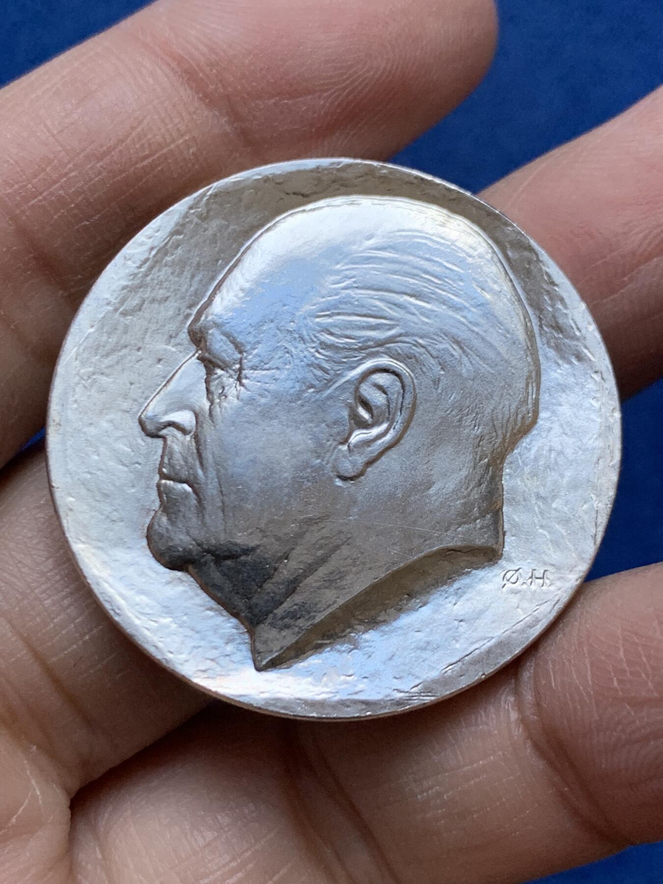 《竞宝斋》第454场 周日，周一 2场连拍 （全场包邮，欢迎送拍） 挪威1978年奥拉夫五世国王75岁生日50克朗银币 27克 925银 高浮雕