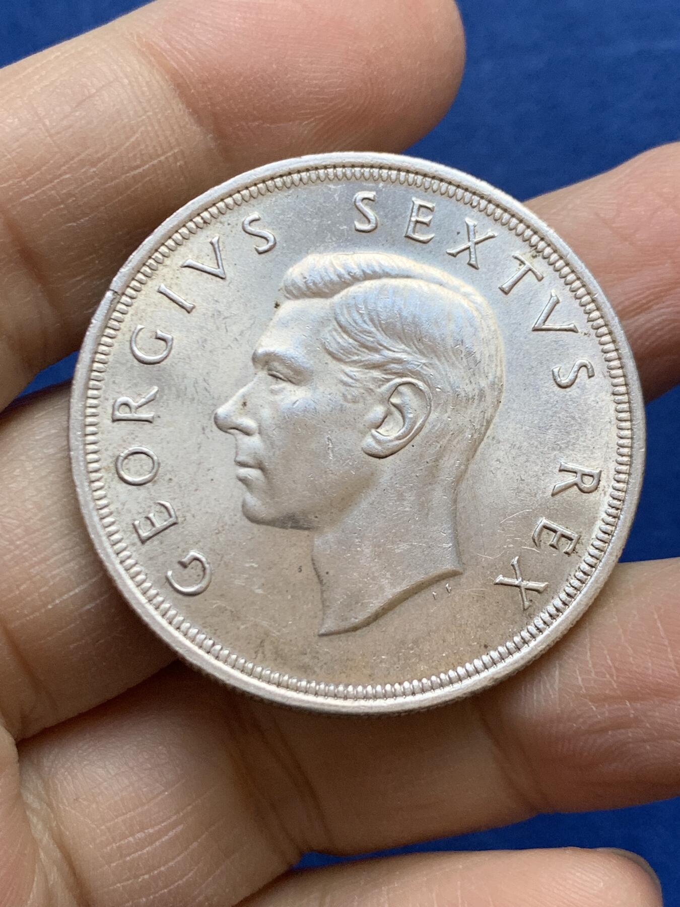 《竞宝斋》第454场 周日，周一 2场连拍 （全场包邮，欢迎送拍） 南非1952年发现开普敦300周年5先令银币 带光好品