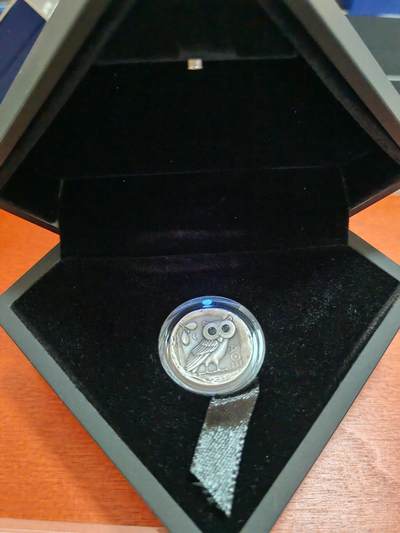 长老汇蛇年精选第九十二场拍卖 - 2019斐济雅典娜猫头鹰2元仿古加厚银币，镶嵌两枚蓝宝石，钻石型盒子，内带射灯，盒证全