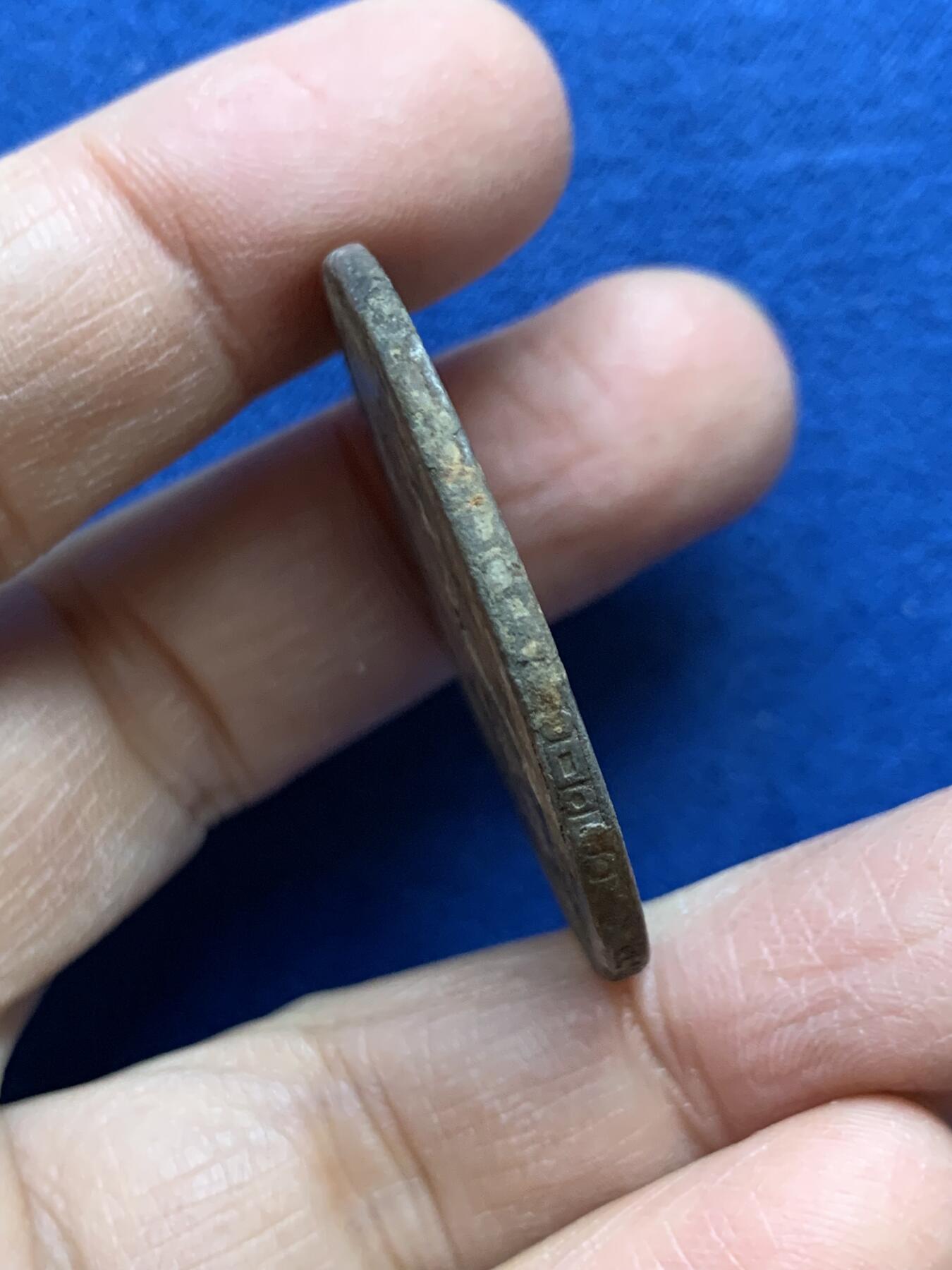 《竞宝斋》第454场 周日，周一 2场连拍 （全场包邮，欢迎送拍） 西班牙双柱，卡洛斯四世，有伤 细节见图 年份17XX 25.39克