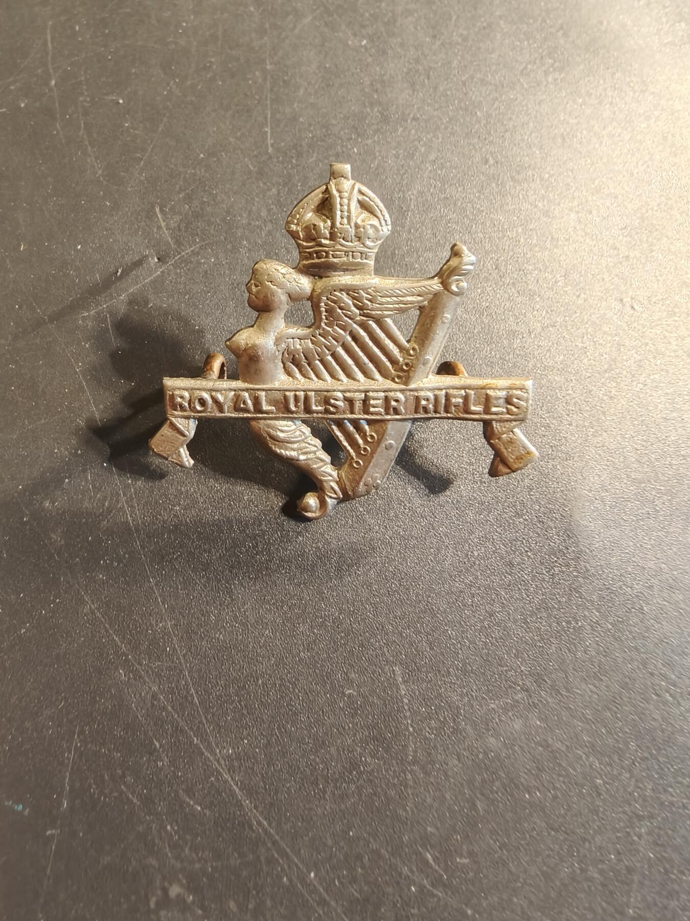 老王徽章第174期 英国皇家乌斯特步枪图帽徽     二战时期