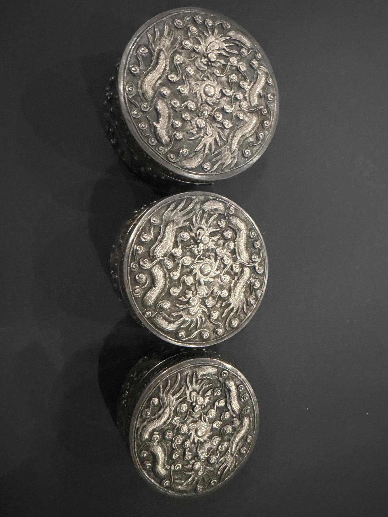 海外回流精品（欧美专场） 法国回流清代纯银套盒，双龙戏珠题材，工艺精美，有款，232.8克。