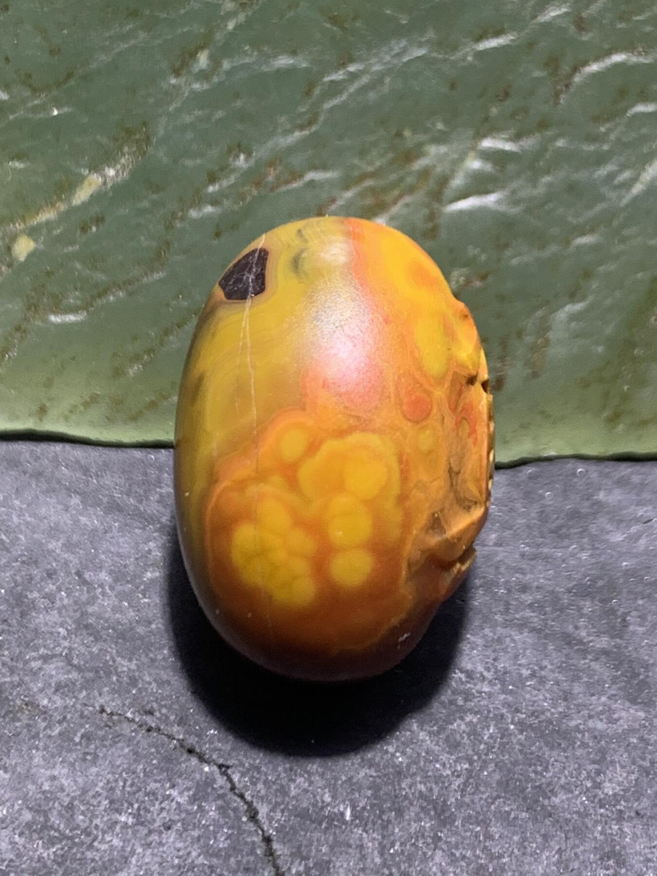 亚光冰飘战国红玛瑙手工雕刻真字随形通货珠一颗