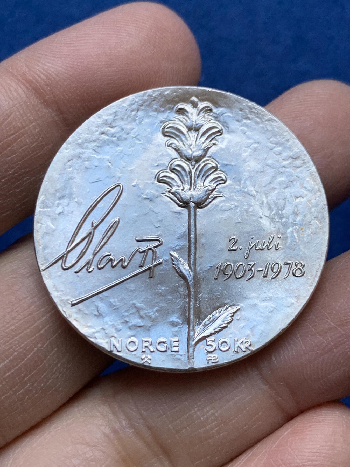 《竞宝斋》第454场 周日，周一 2场连拍 （全场包邮，欢迎送拍） 挪威1978年奥拉夫五世国王75岁生日50克朗银币 27克 925银 高浮雕