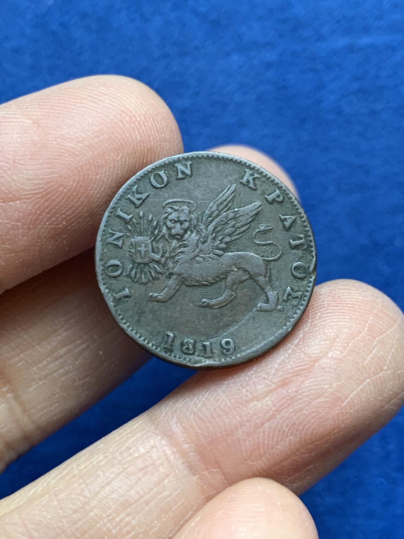 《竞宝斋》第454场 周日，周一 2场连拍 （全场包邮，欢迎送拍） 英属爱奥尼亚群岛 1819年 2雷普塔 铜币 巧克力色包浆 细节不错 少见品种