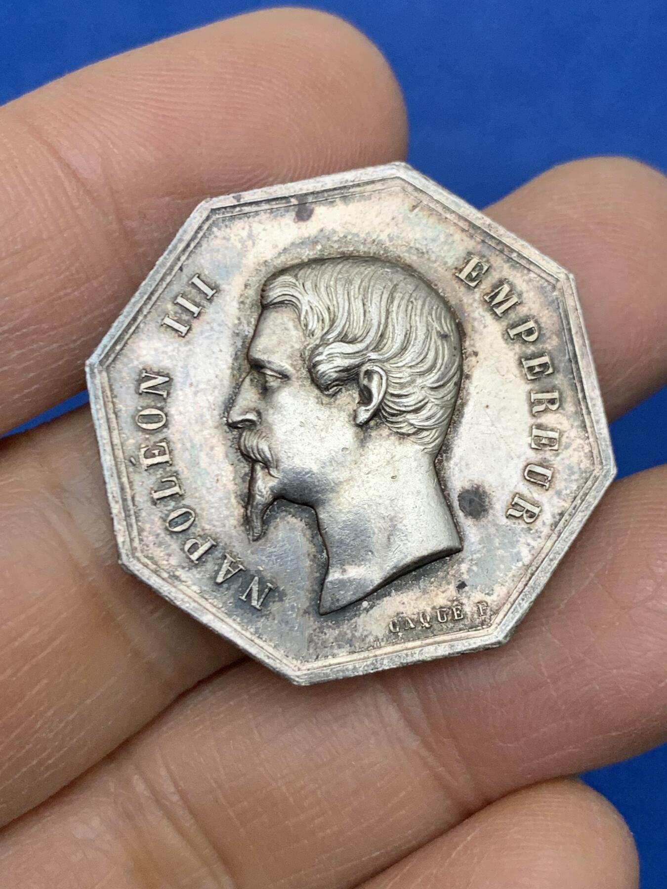 《竞宝斋》第454场 周日，周一 2场连拍 （全场包邮，欢迎送拍） 法国拿破仑三世里尔商会八角银代币，直径30.5mm，重13.48克，蜜蜂边铭