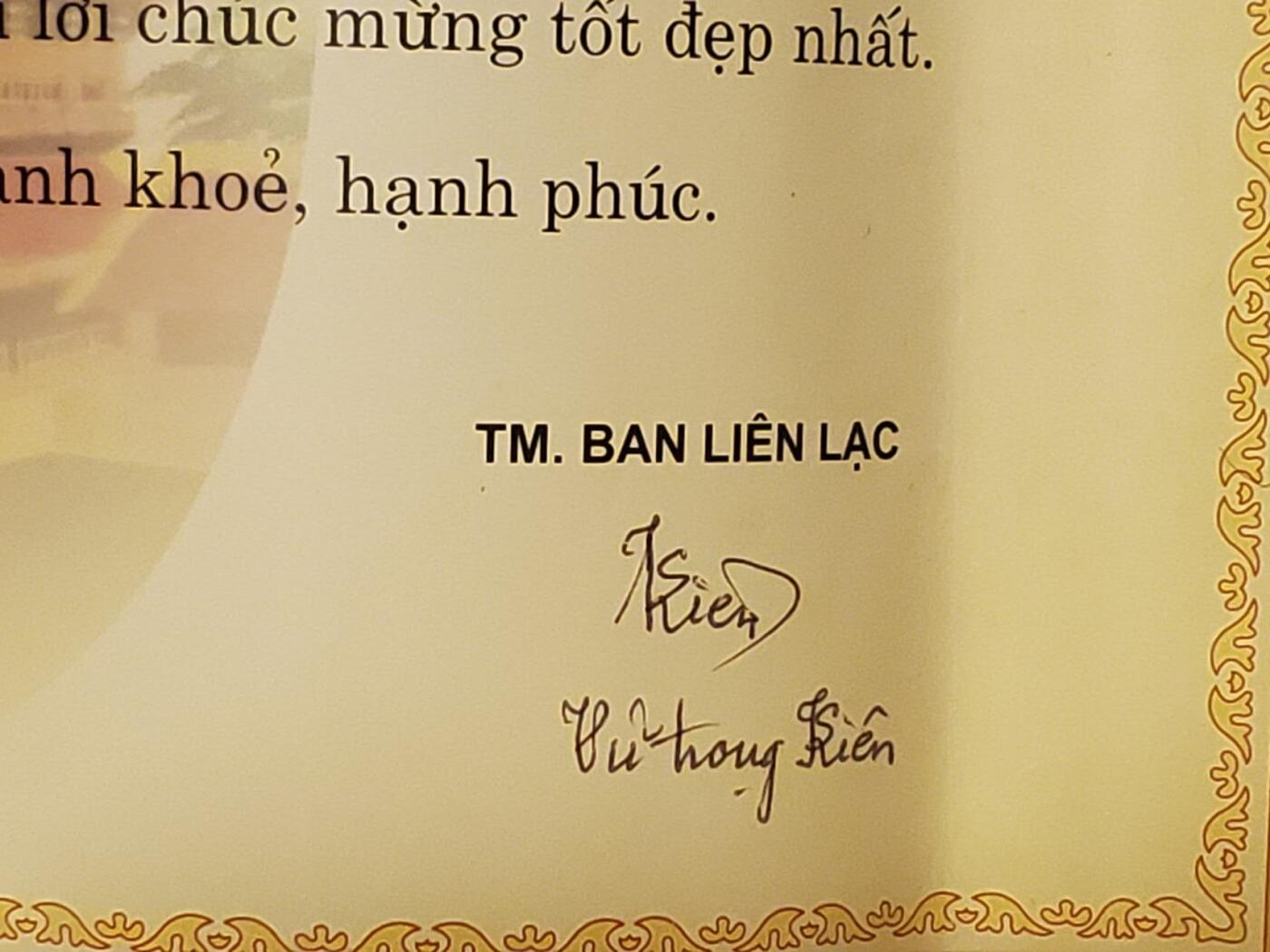 韵星假日拍卖第三十五期 -- Rimey Holidays Auction 34 越南社会主义共和国河内首都地区 地区社级妇联主席、人民委员副主任陈氏银 阮敬典夫妻75、80贺寿奖状 社官方颁发 少见 仅给退休老干部 地区领导亲签