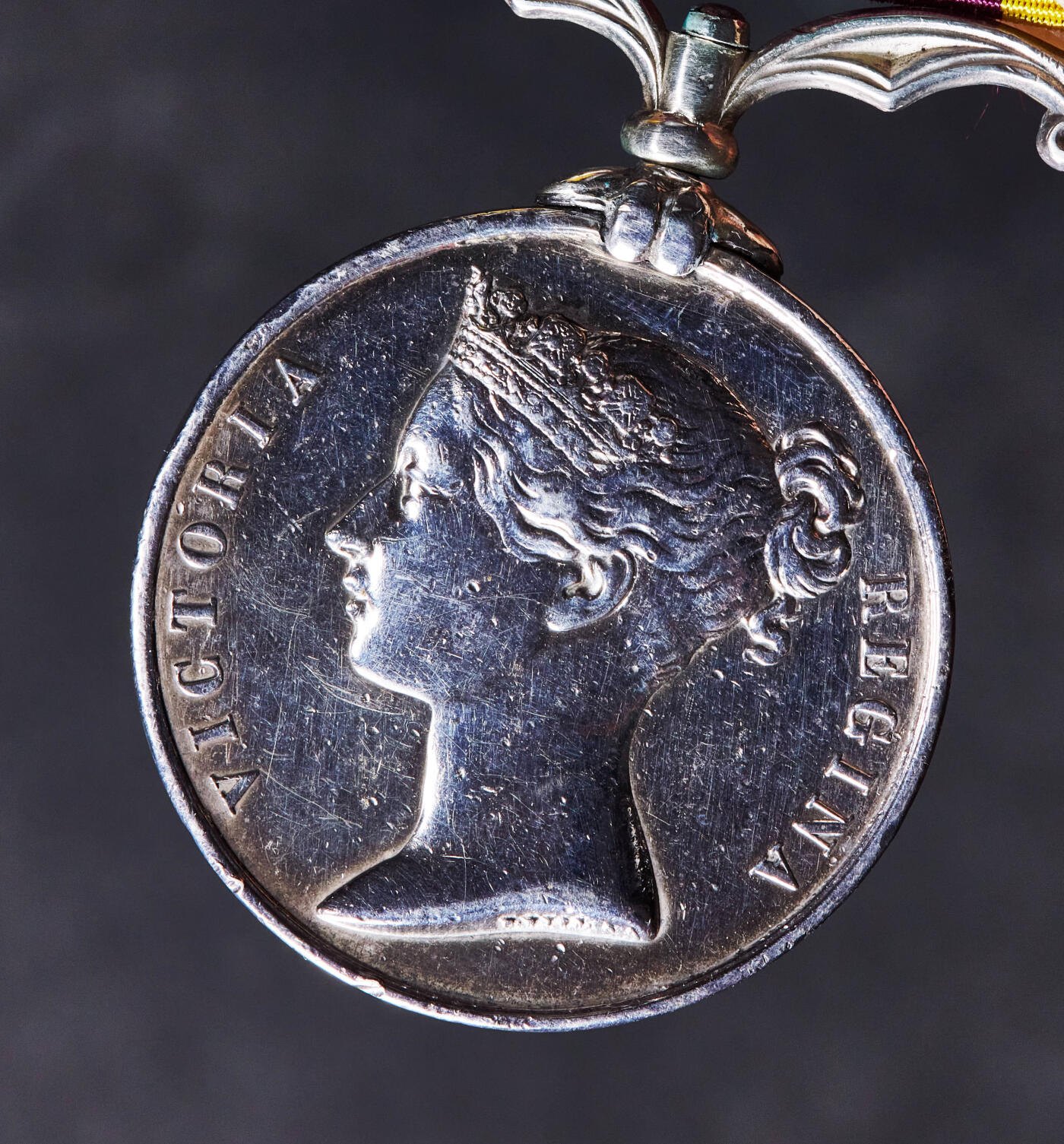 【俄甄集藏】2026年(046)01-07 星期三 晚 19:30 全场包邮 英国1860年侵华第二次鸦片战争勋章，原品难得，银质，直径：36mm，高：50mm，重量：34.3克