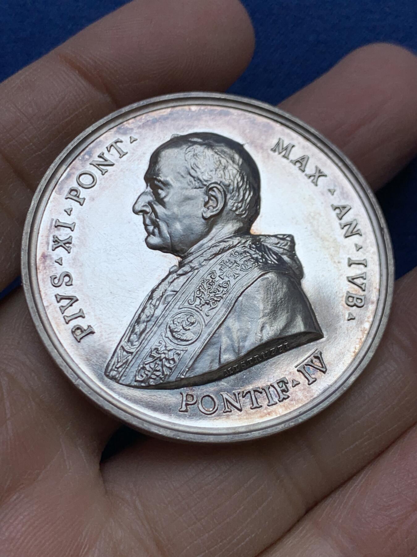 《竞宝斋》第454场 周日，周一 2场连拍 （全场包邮，欢迎送拍） 1925年教皇庇护十一世大银章，背面梵蒂冈理事会议，直径：43.8mm，重：32.25g