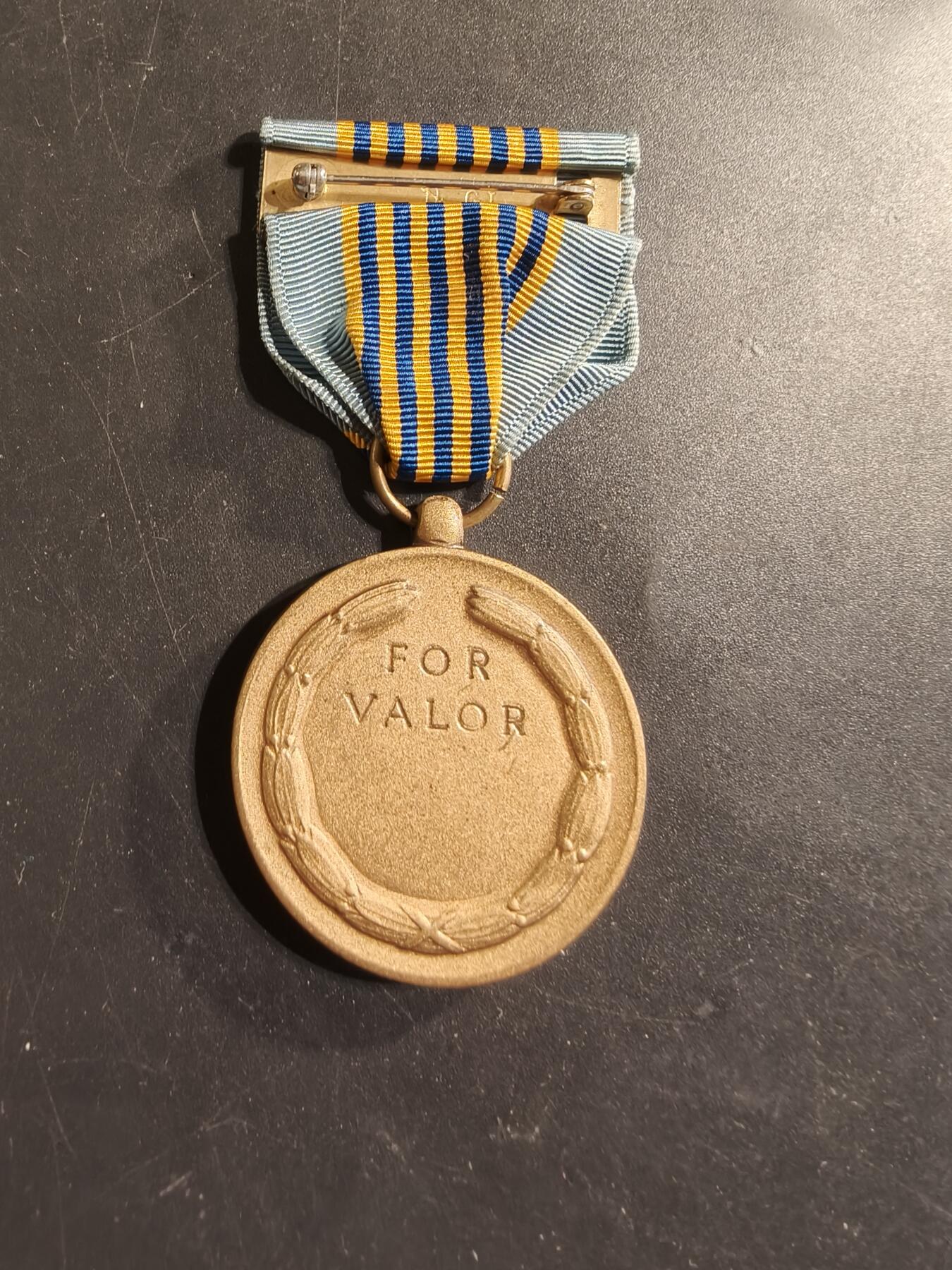 老王徽章第174期 美国空军飞行员奖章       该奖章是为表彰非战斗英勇行为而设立的。  该奖章于1960年7月6日设立，旨在表彰涉及自愿冒生命危险的英勇行为。 