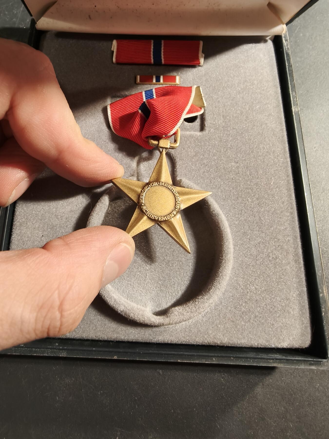 老王徽章第174期 美国铜星勋章     原盒带略和珐琅略