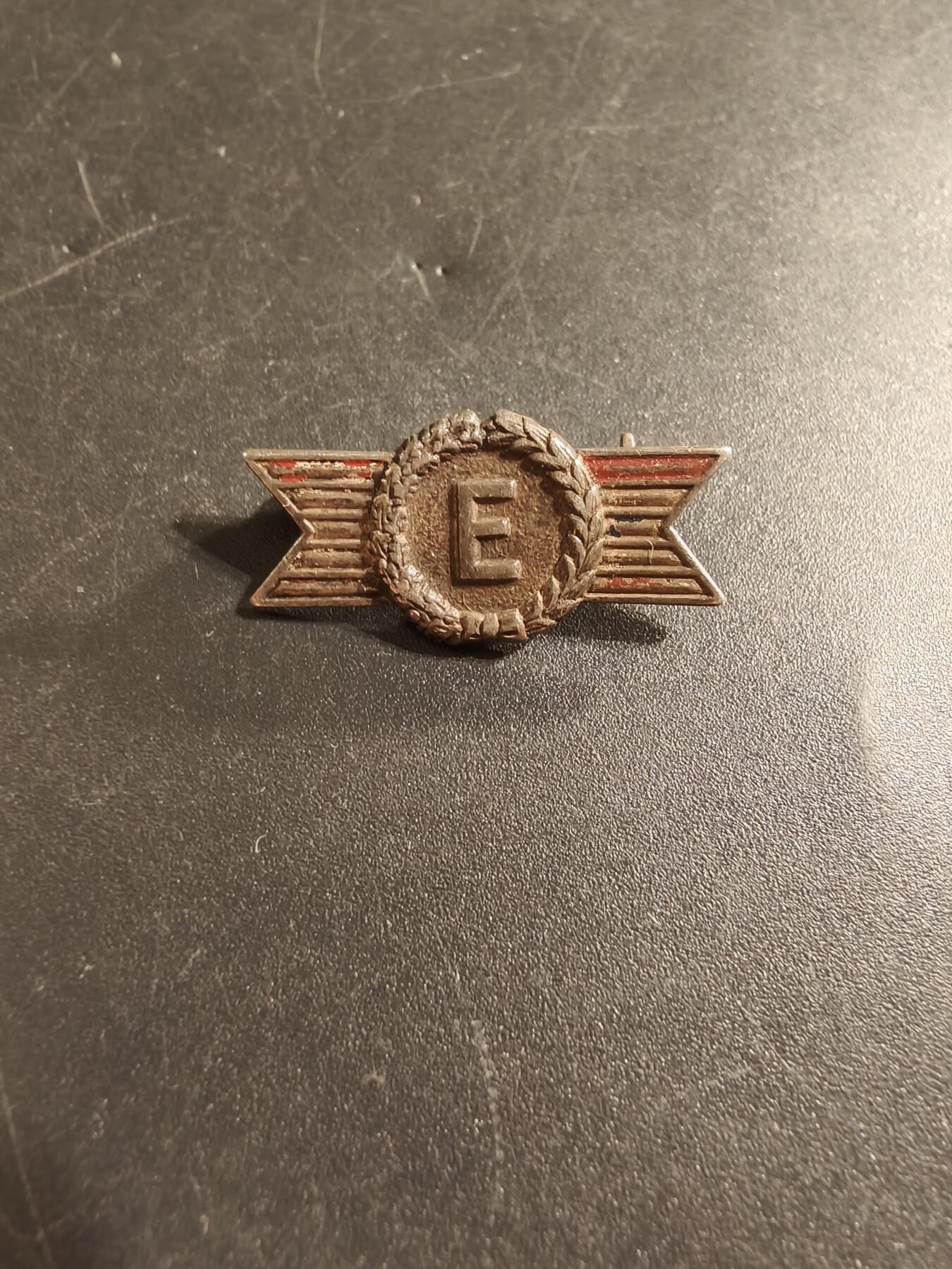 老王徽章第174期 美国二战优秀军事生产企业证章    925银镀金珐琅    2.3g