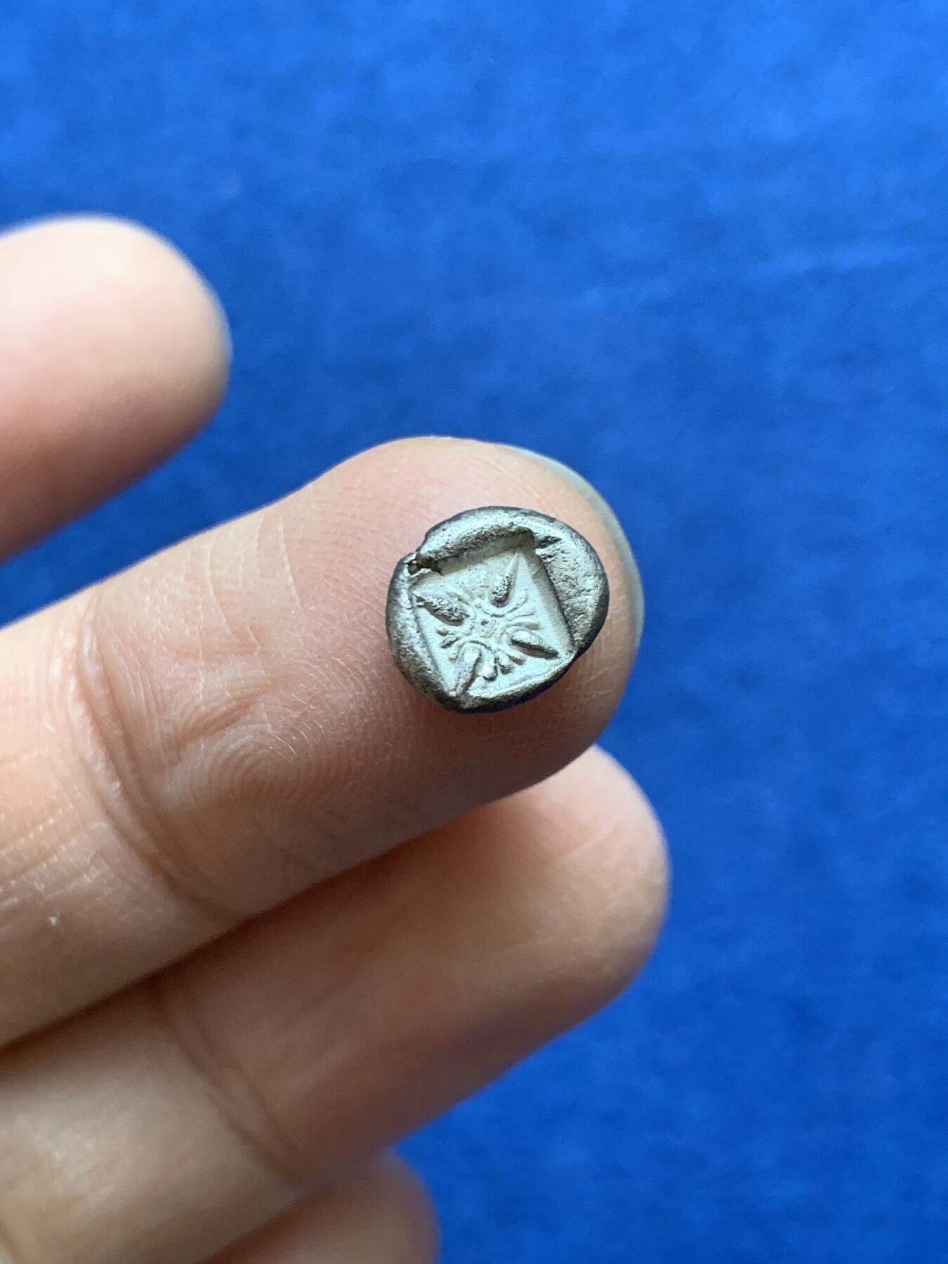 《竞宝斋》第454场 周日，周一 2场连拍 （全场包邮，欢迎送拍） 古希腊 公元前525-475年 米利都咆哮狮子 银币 背面星芒戳记 经典品种 打制和保存的都不错 1.11克