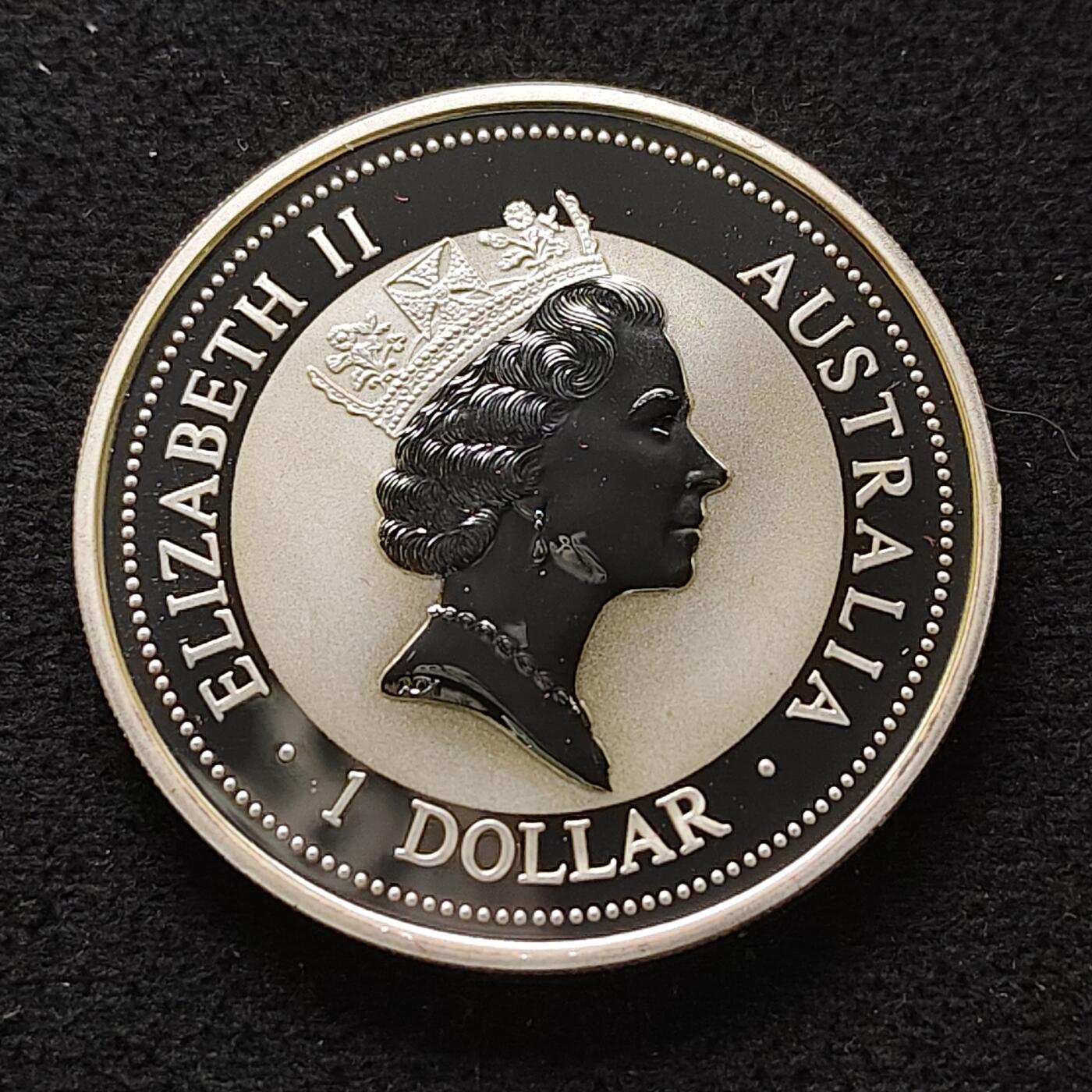 【全场包邮】纯粹捡漏拍493场 【镶嵌金】澳大利亚1997年1元翠鸟1盎司999纯银镶嵌纯金熊猫克朗型纪念银币-盒证全-2【纯银31.1克纯银价约560元（按18元银价折算）+纯金0.5克纯金价约500元（按1000元金价折算）】