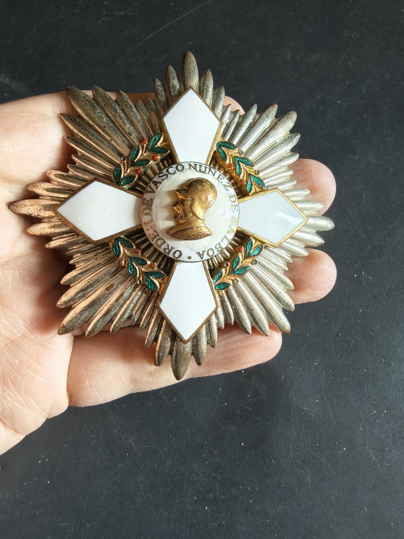 老王徽章第174期 巴拿马大十字级瓦斯科·努涅兹·德·巴尔博亚勋章     少见哥伦比亚珠宝商代工版本    原盒     银质镀金珐琅