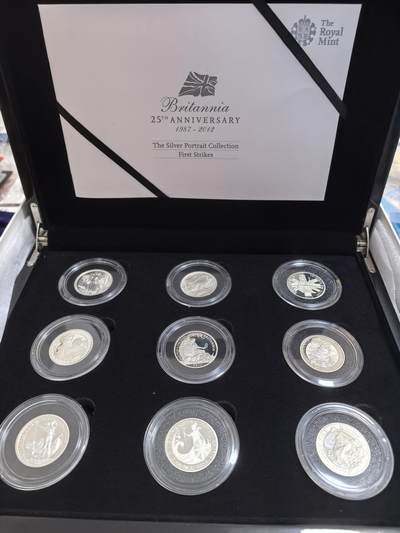 长老汇蛇年精选第九十二场拍卖 - 2012英国纪念不列颠女神金银币发行25周年特别版9枚不列颠女神半盎司1英镑精制银币套装，盒证全，钢琴烤漆木盒，400套