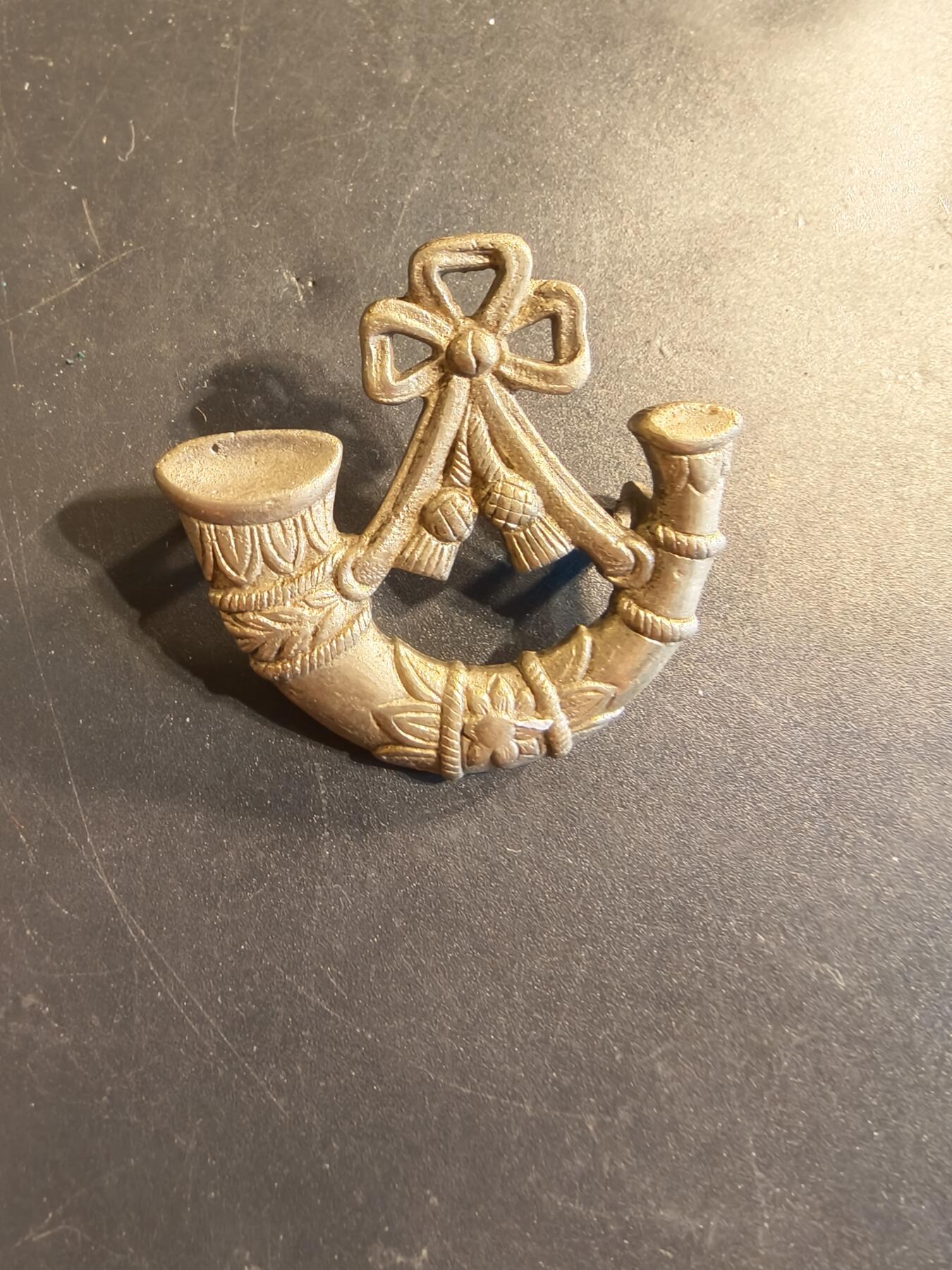 老王徽章第174期 英国陆军轻步兵团帽徽   一战时期