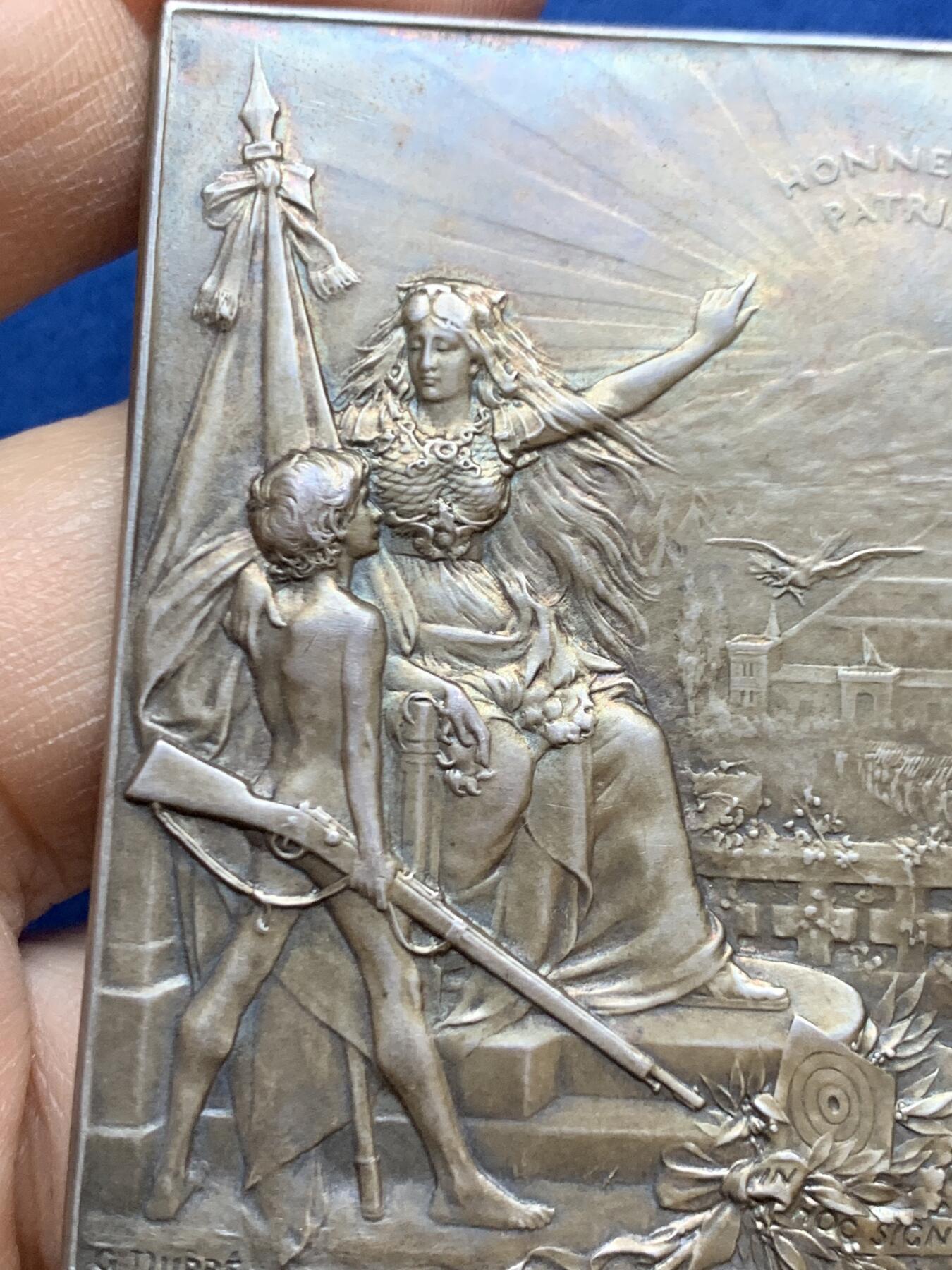 《竞宝斋》第454场 周日，周一 2场连拍 （全场包邮，欢迎送拍） 法国射击协会联合会颁发 1901年射击节大银章 好品 包浆很好 丰饶角银 带原始皮套  大尺寸64*48.2mm 71.4克 丰饶角银标