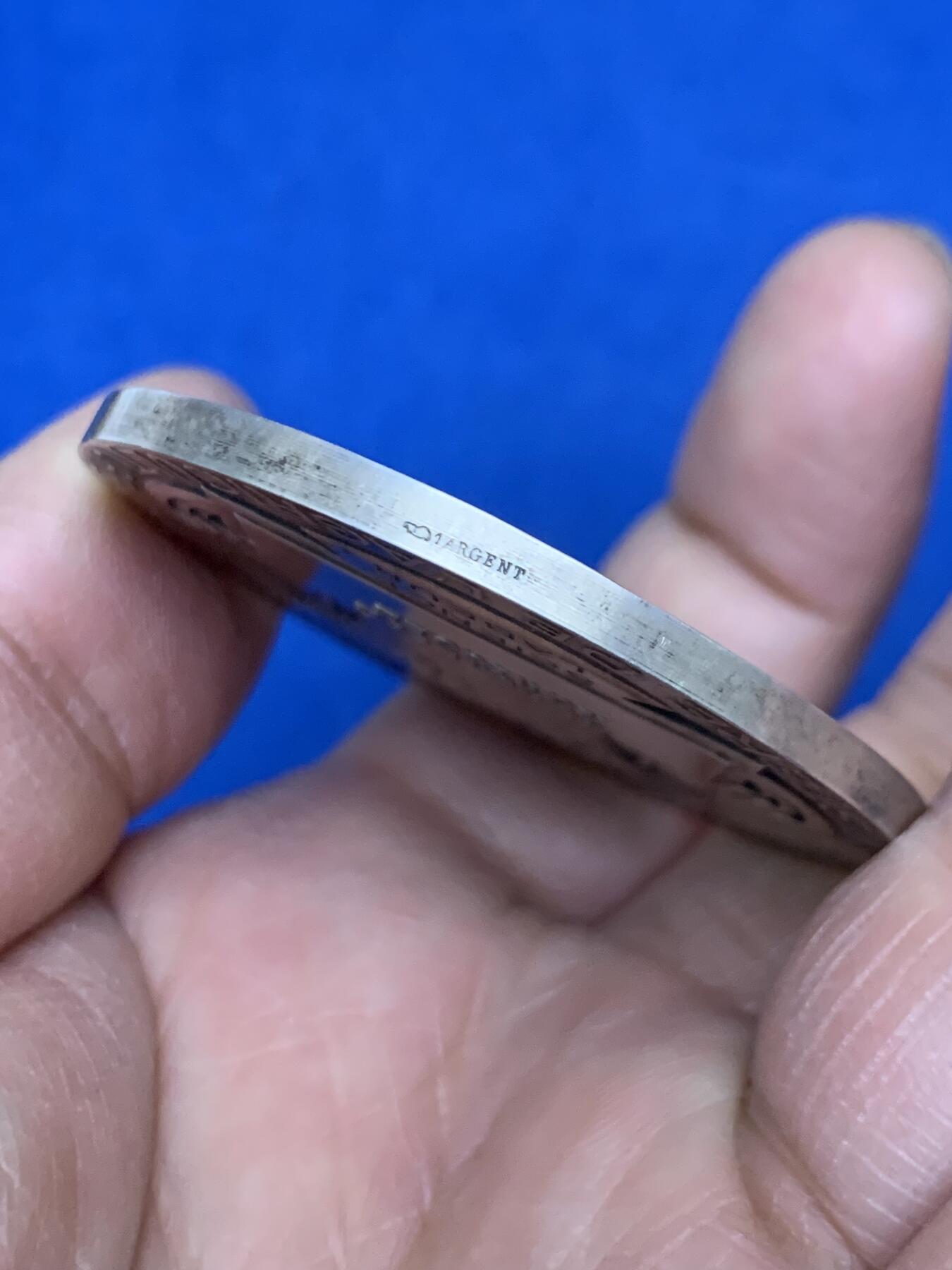 《竞宝斋》第454场 周日，周一 2场连拍 （全场包邮，欢迎送拍） 法国农业部银章，朦胧刀风格，正面是温馨美满的一家三口，62.75克，49.8MM，丰饶角1银标，950银。