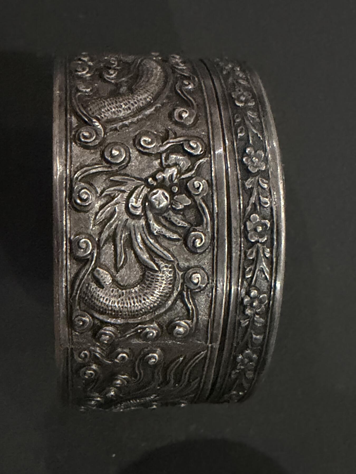 海外回流精品（欧美专场） 法国回流清代纯银套盒，双龙戏珠题材，工艺精美，有款，232.8克。