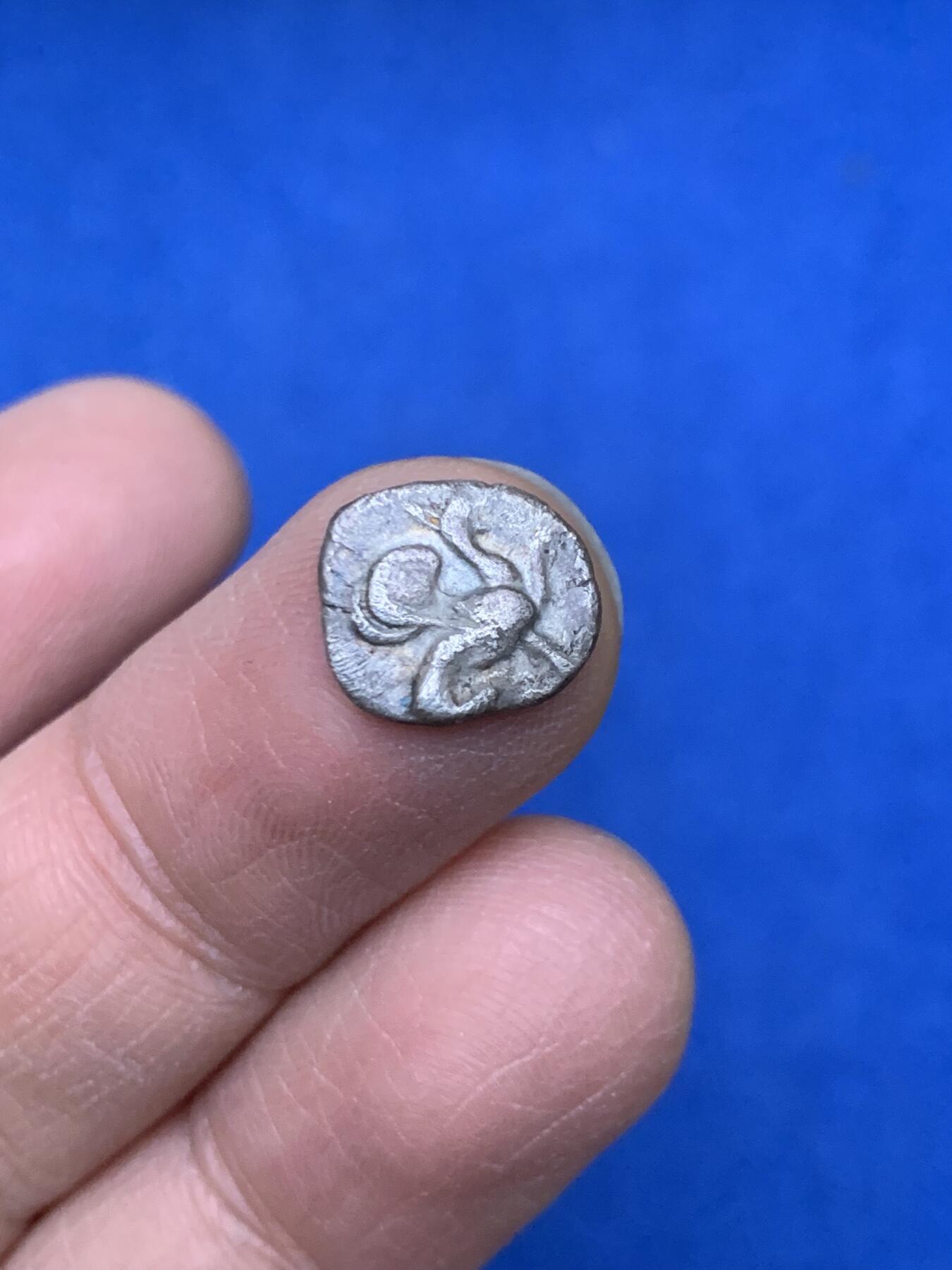 《竞宝斋》第454场 周日，周一 2场连拍 （全场包邮，欢迎送拍） 古希腊 公元前450-425年 爱奥尼亚提欧斯地区 狮鹫格里芬1.5奥波银币 非常经典的形象 小银币难得打制这么好 1.09克