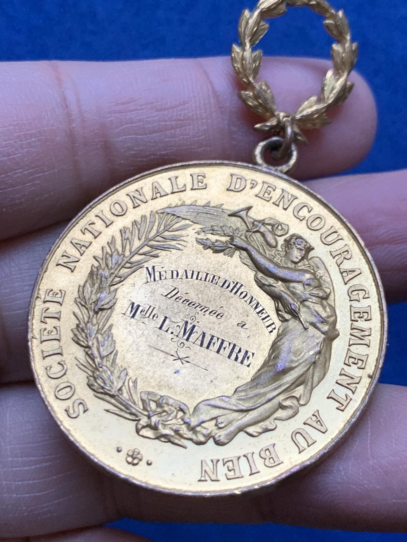 《竞宝斋》第454场 周日，周一 2场连拍 （全场包邮，欢迎送拍） 法国民众自由教育与普及协会镀金铜章 带环重约34.05克 40.5mm