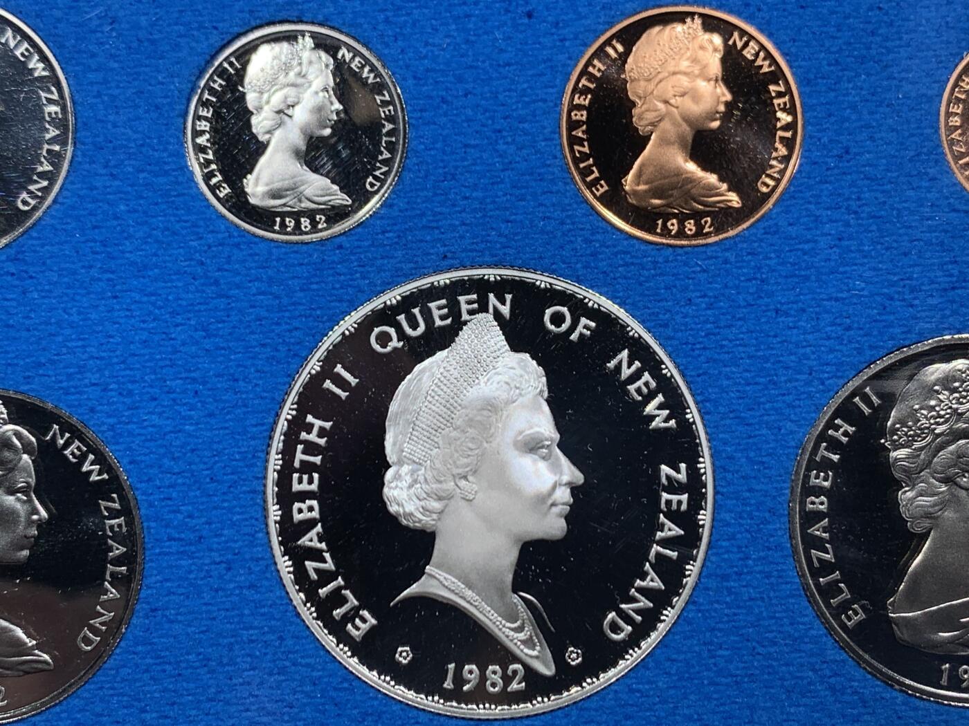 《竞宝斋》第454场 周日，周一 2场连拍 （全场包邮，欢迎送拍） 新西兰1982年伊丽莎白二世精制套币，其中最大面值的南秧鸡一元为银币，27.2克，925银