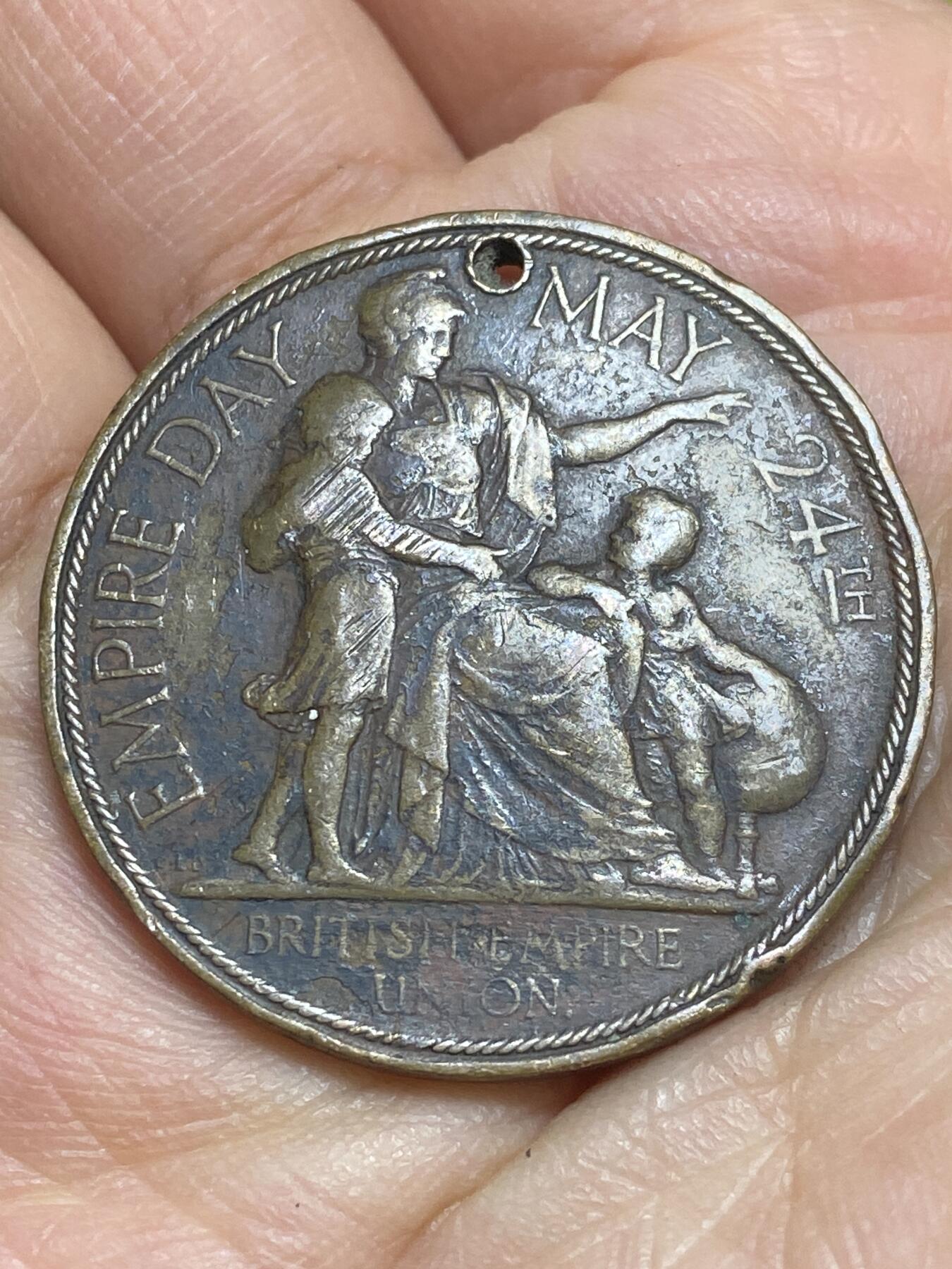 2026年第三场(总第一百七十二场）外国好品散币场(免佣金) 稀少品种–英国🇬🇧1929年纪念章，青铜镀金材质，直径33毫米，厚2.7毫米，重18.24克(5月24日大英帝国日纪念章，头像为威尔士亲王爱德华暨后来的爱德华八世。)