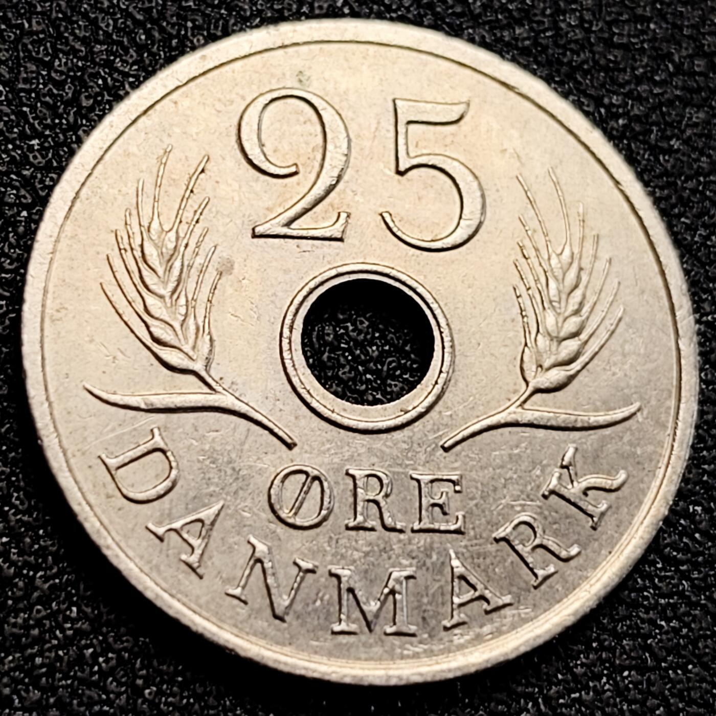 泉币菌-第163场-新年第六场 精品福利场 23mm  丹麦 1968 25欧尔铜镍硬币皇冠 中孔 