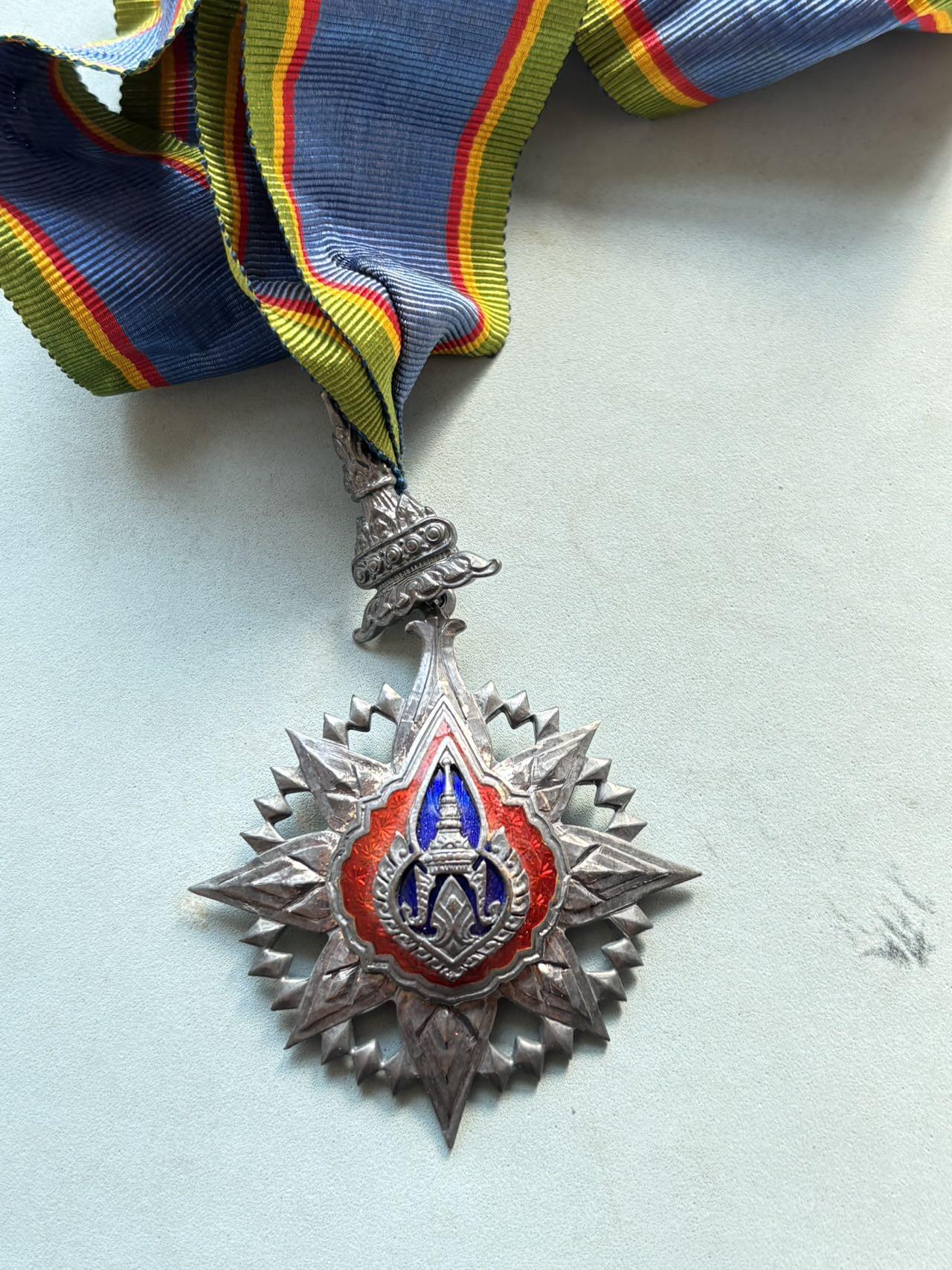 盛世勋华——号角文化勋章邮票专场拍卖第297期 泰国指挥官级王冠勋章 银制带原盒 早期版，全重41克